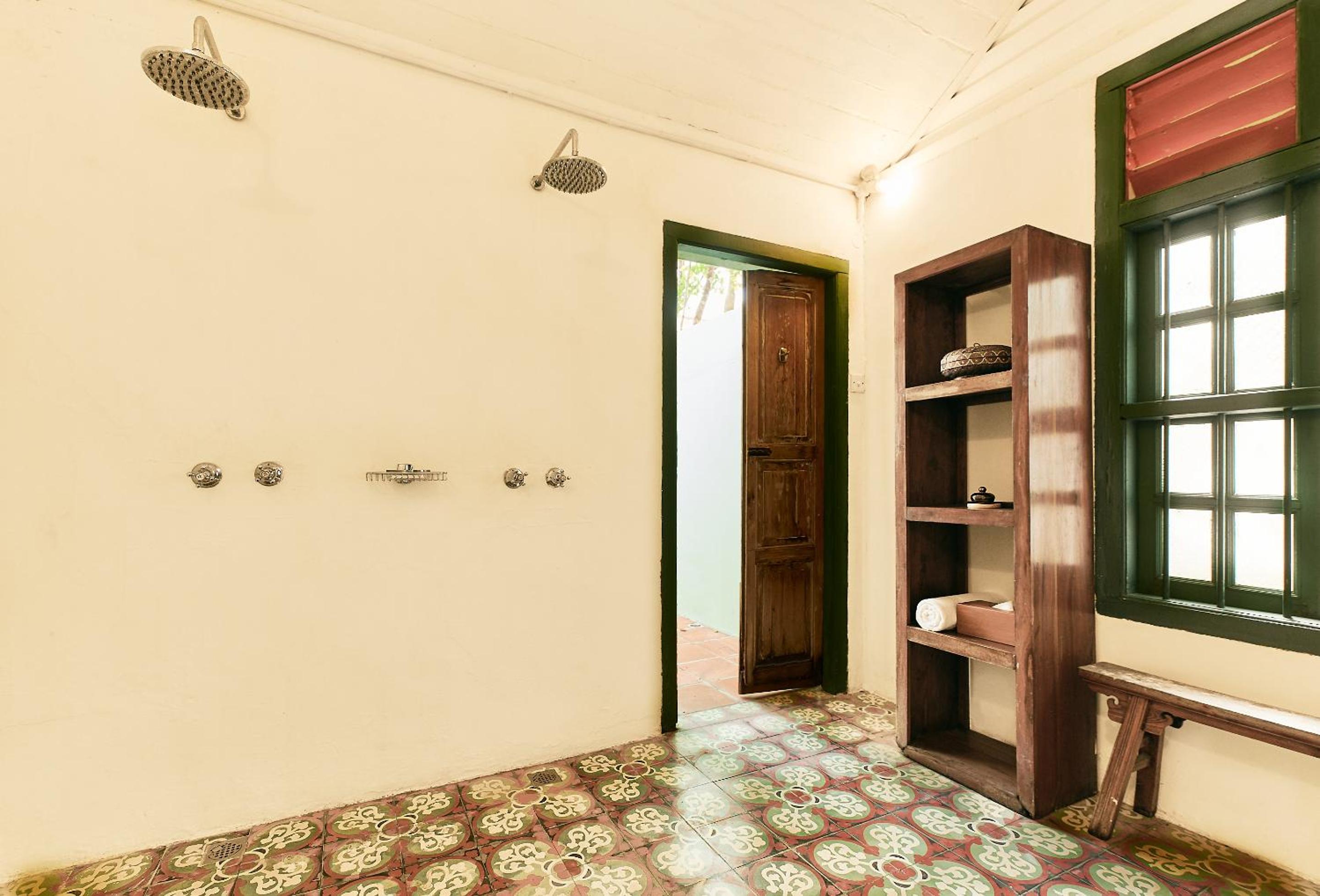 Queen Bed Suite - Colonial House 1 - Photo 5