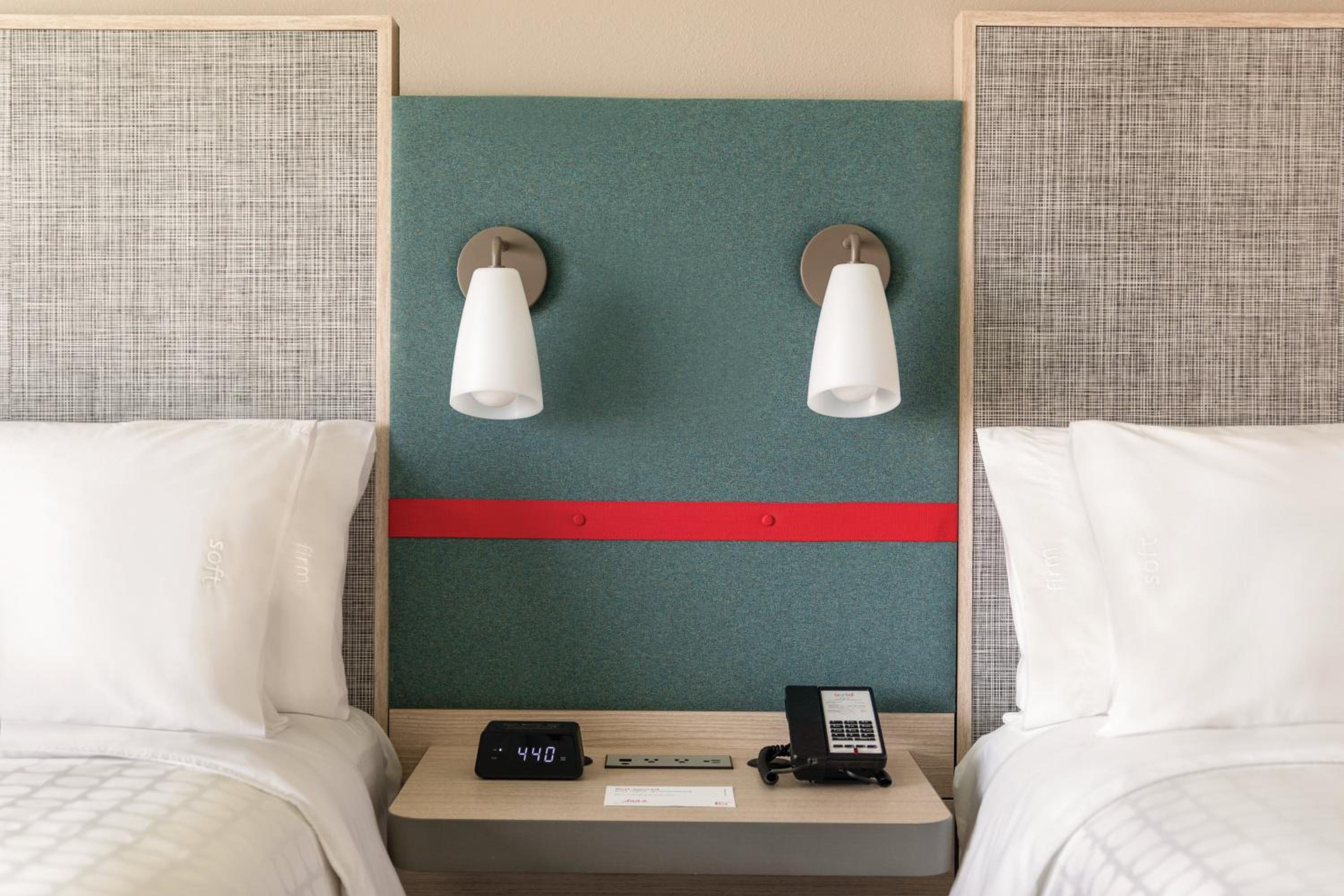 Standard Queen Room with Two Queen Beds - Photo 4