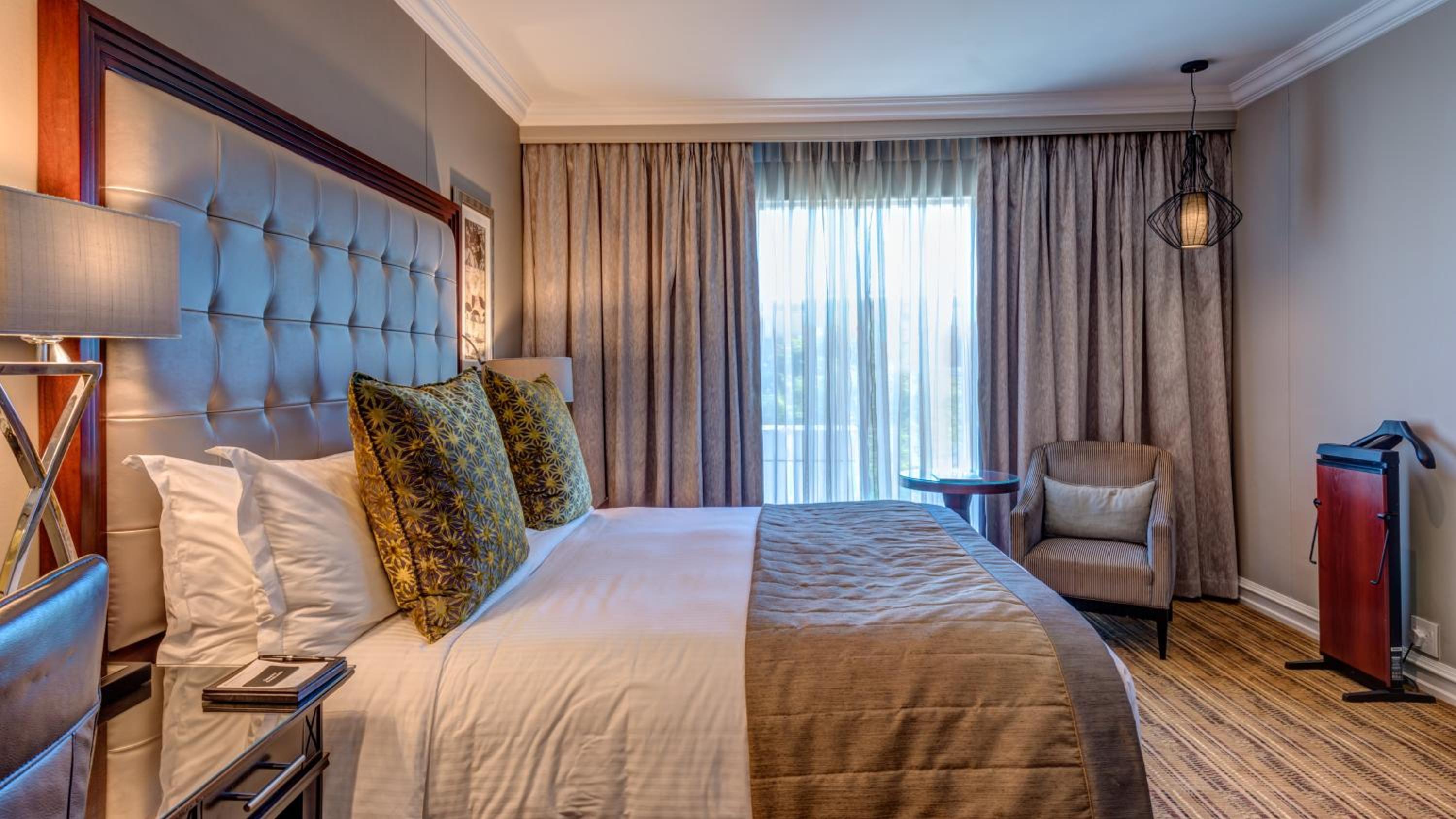 Classic King Room with Balcony - Photo 2