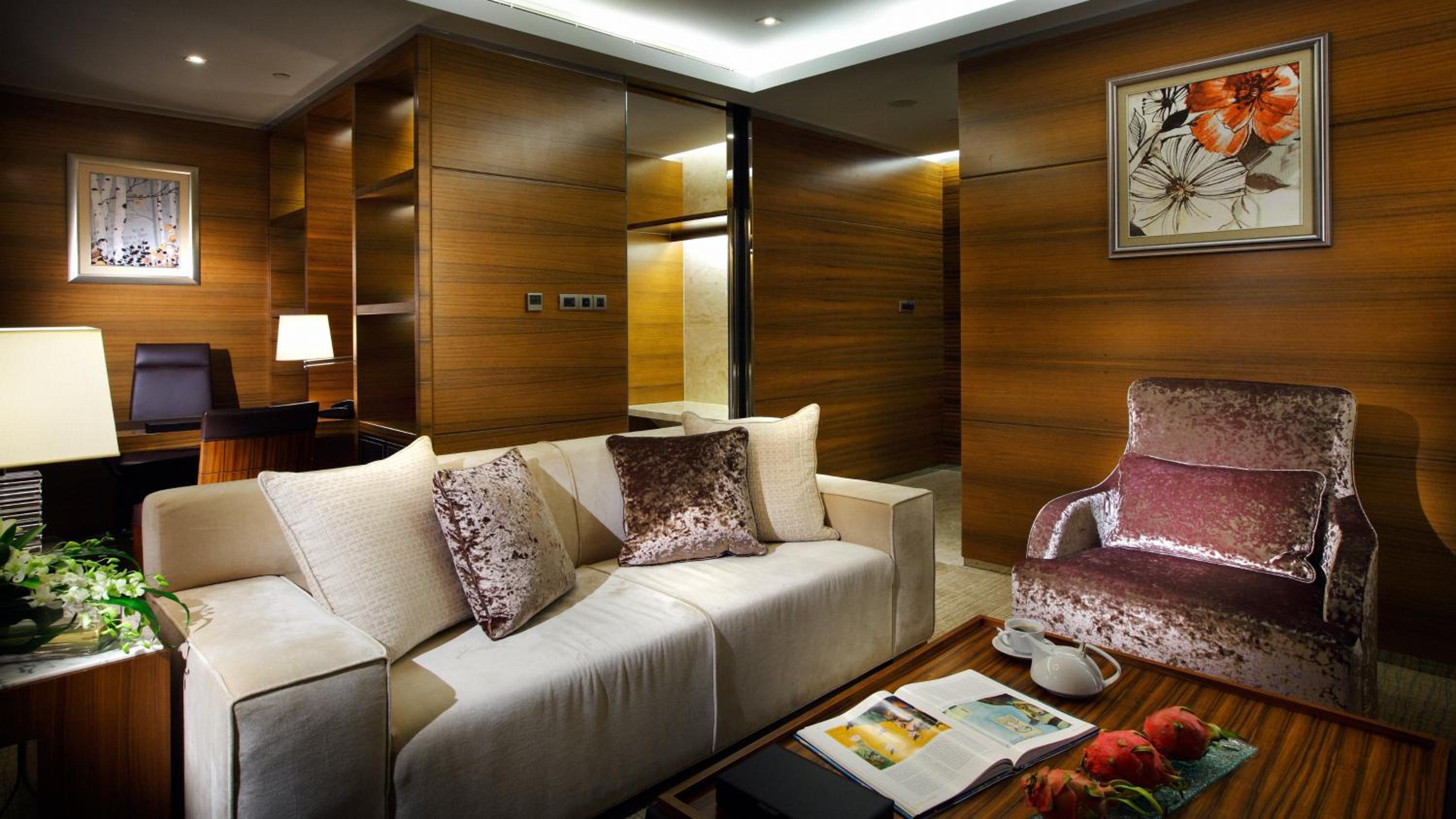 One-Bedroom King Suite with Lake View - Photo 16