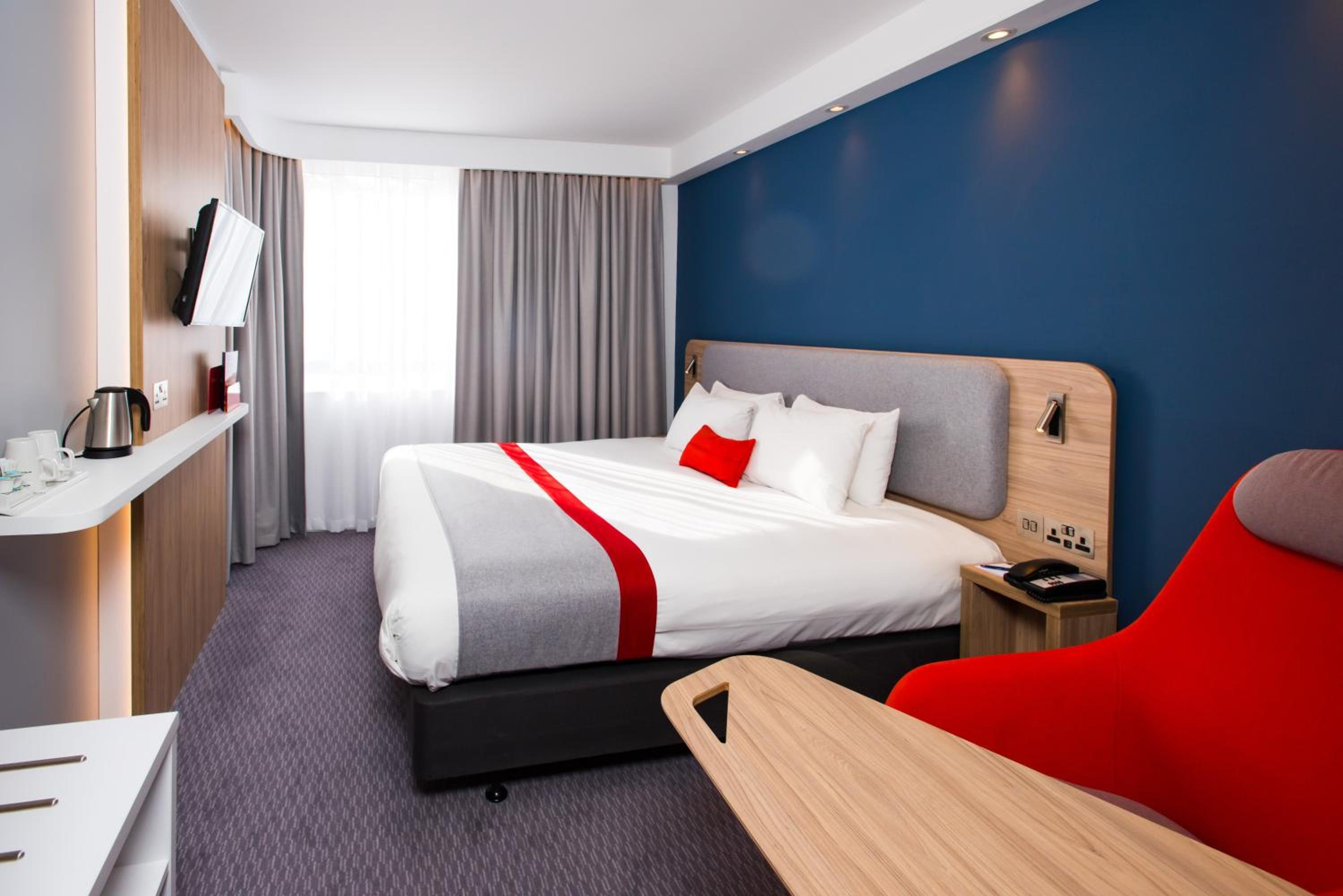 Standard King Room with Free Hot Breakfast - Photo 7