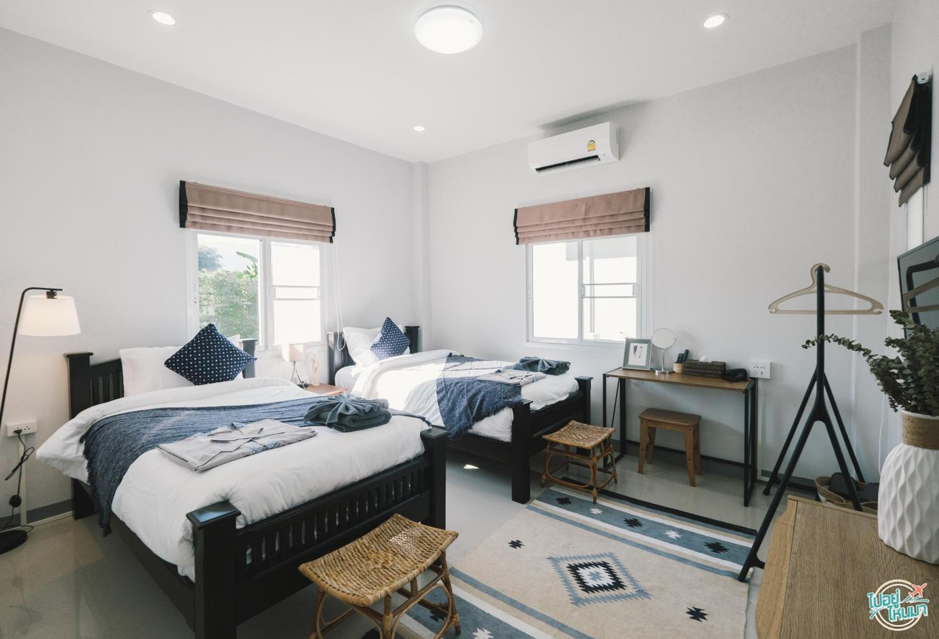 Twin Room with Bathroom and Shared Living Room photo 1