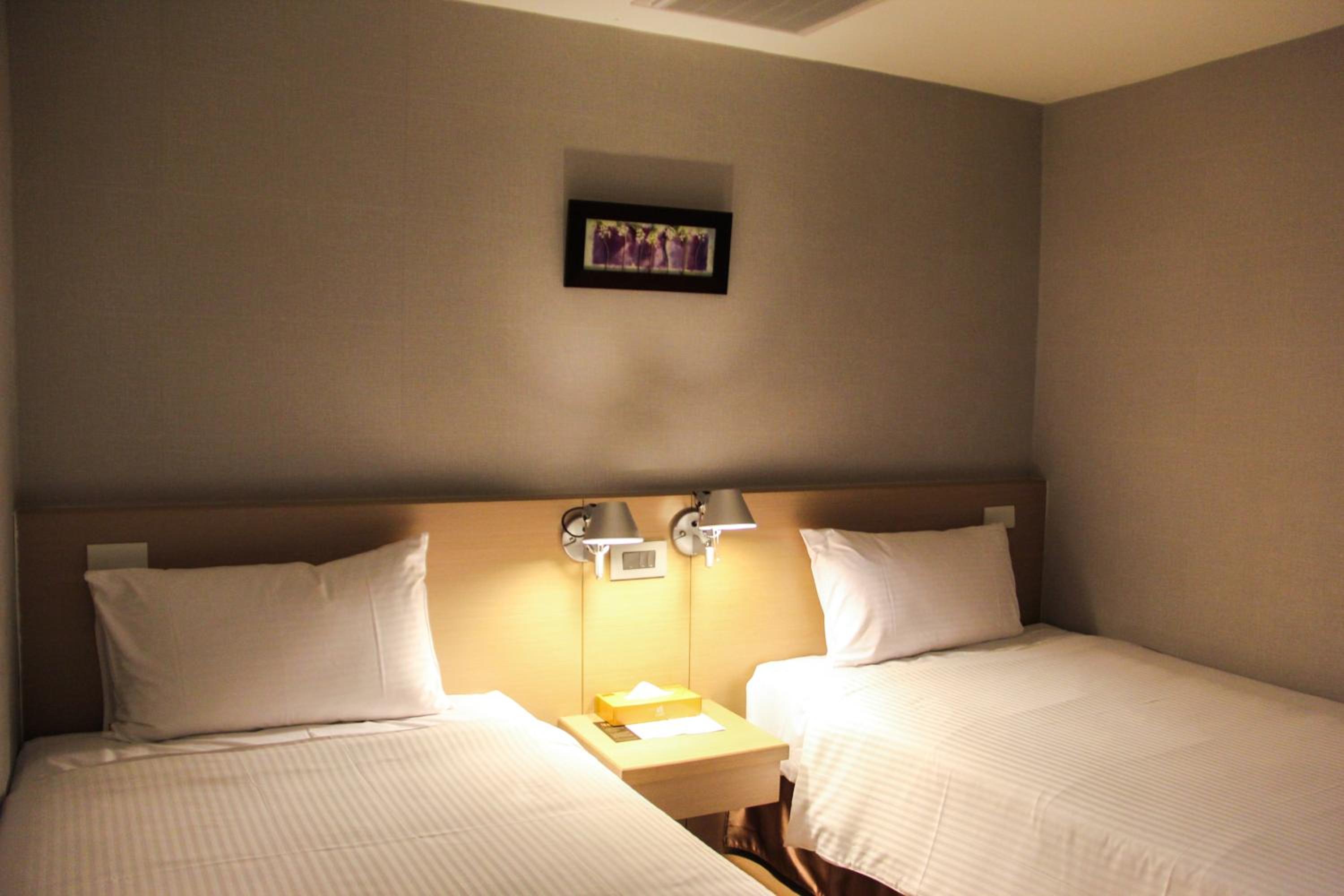 Small Twin Room - No Window photo 2