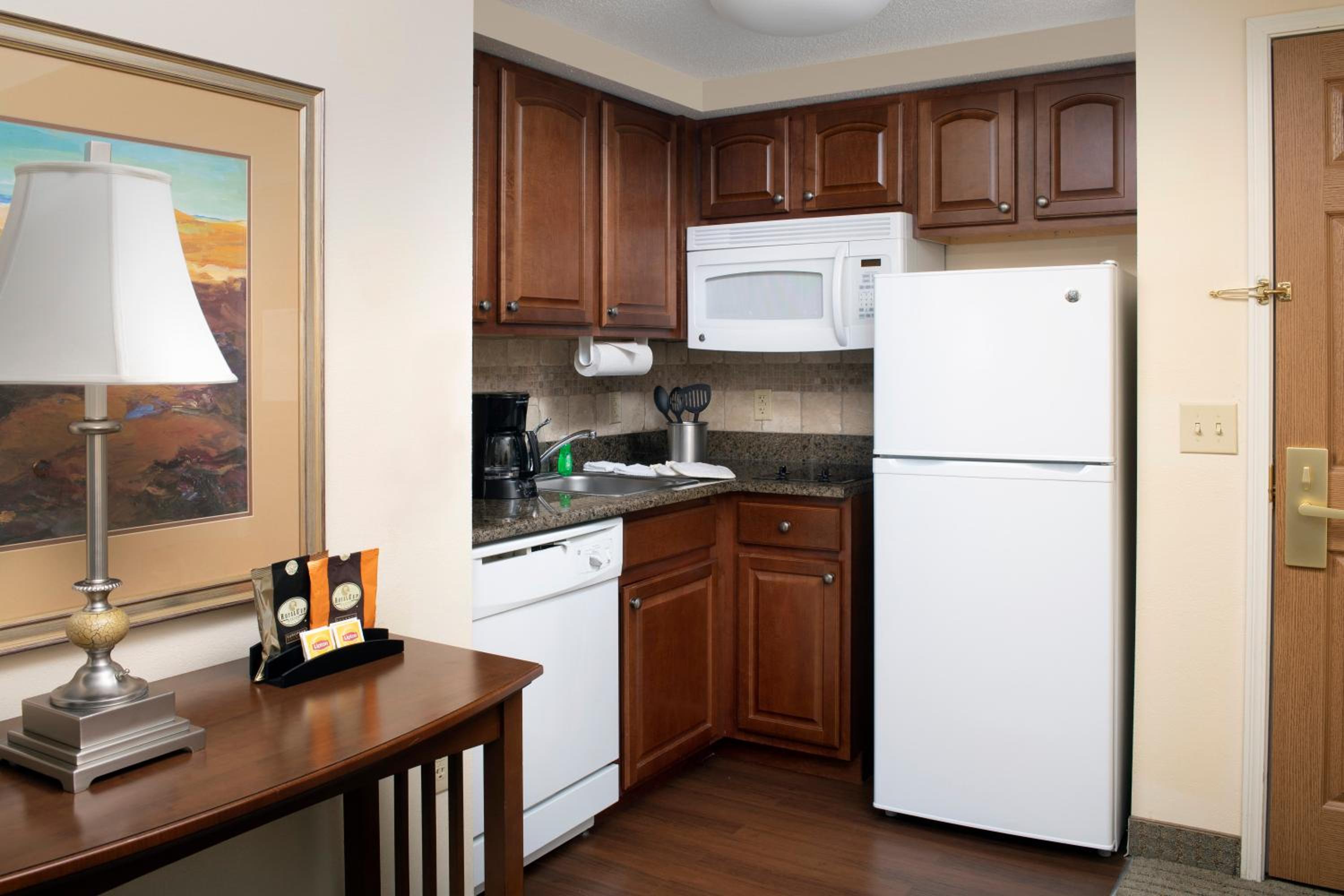 Queen Studio Suite - Photo 7