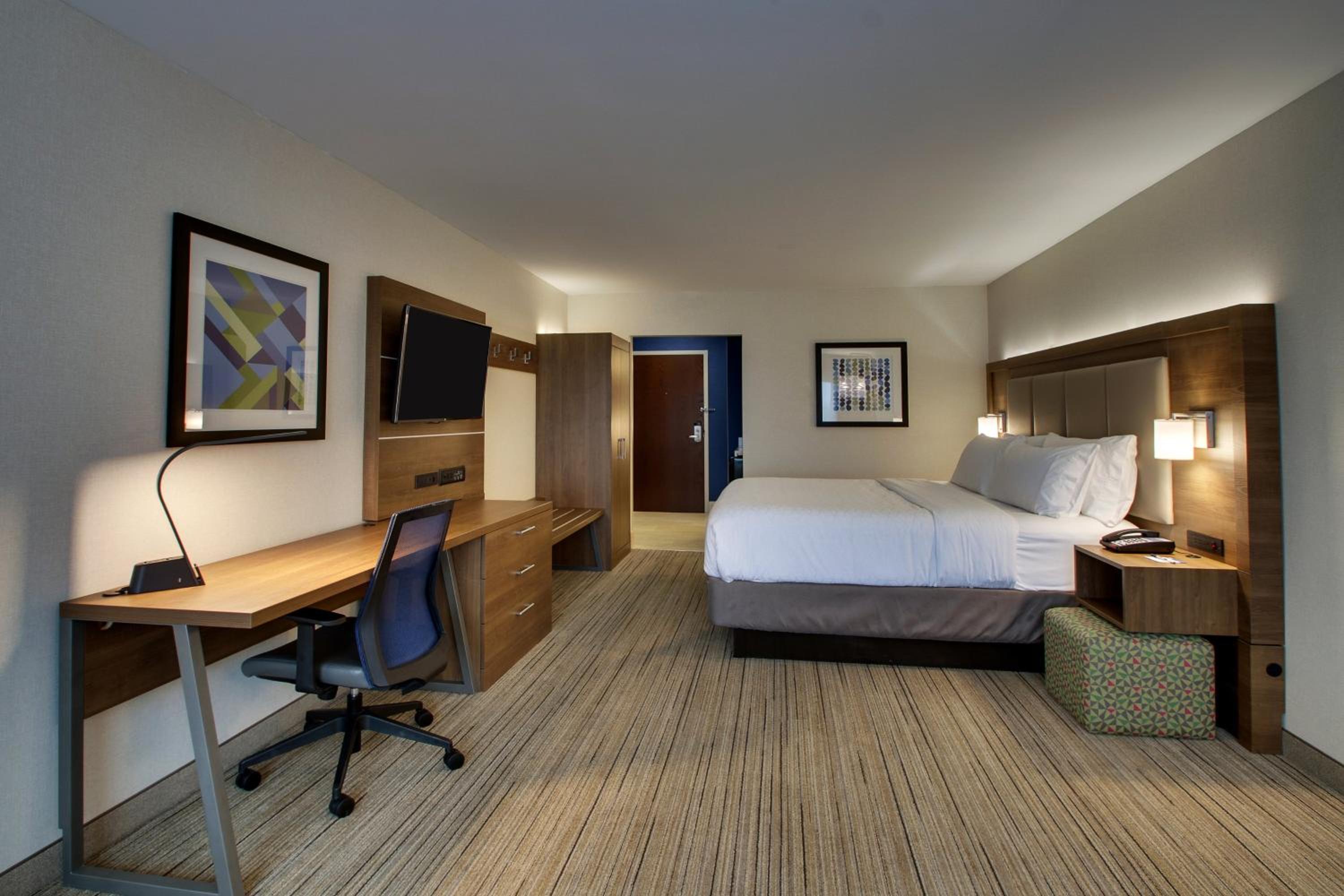 Standard King Room with Roll-in Shower - Mobility Accessible photo 1