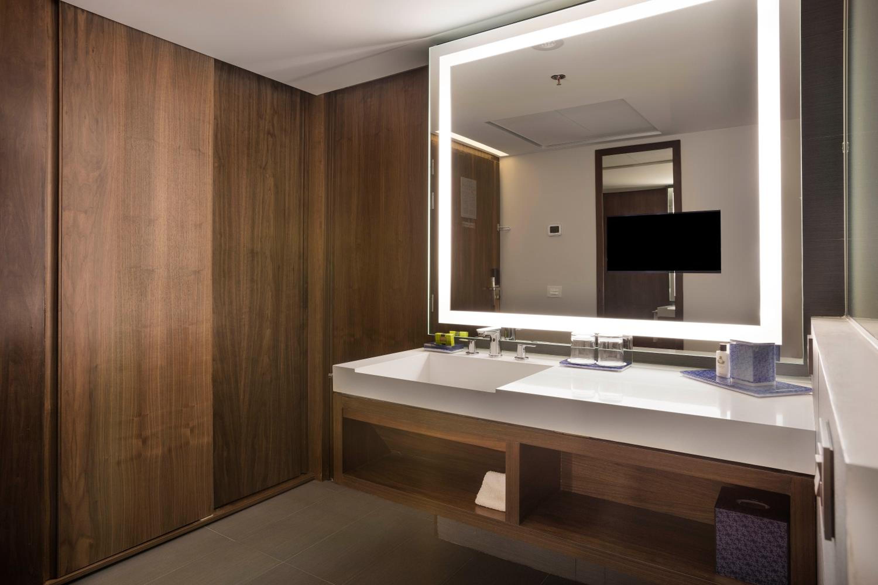 Double Room with Two Double Beds - Park View - Photo 3