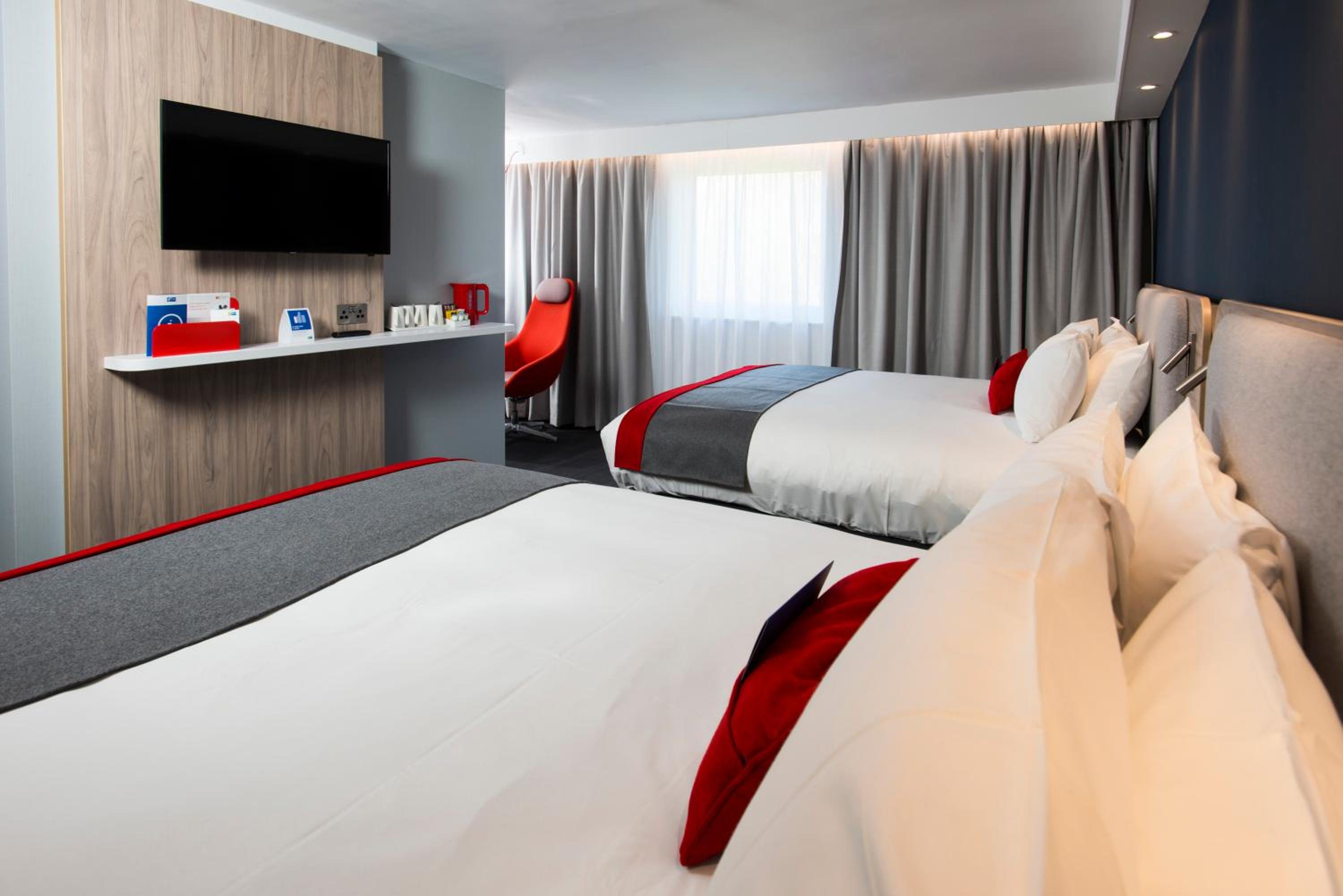 Standard Double Room with Two Double Beds and Free Hot Breakfast - Photo 2