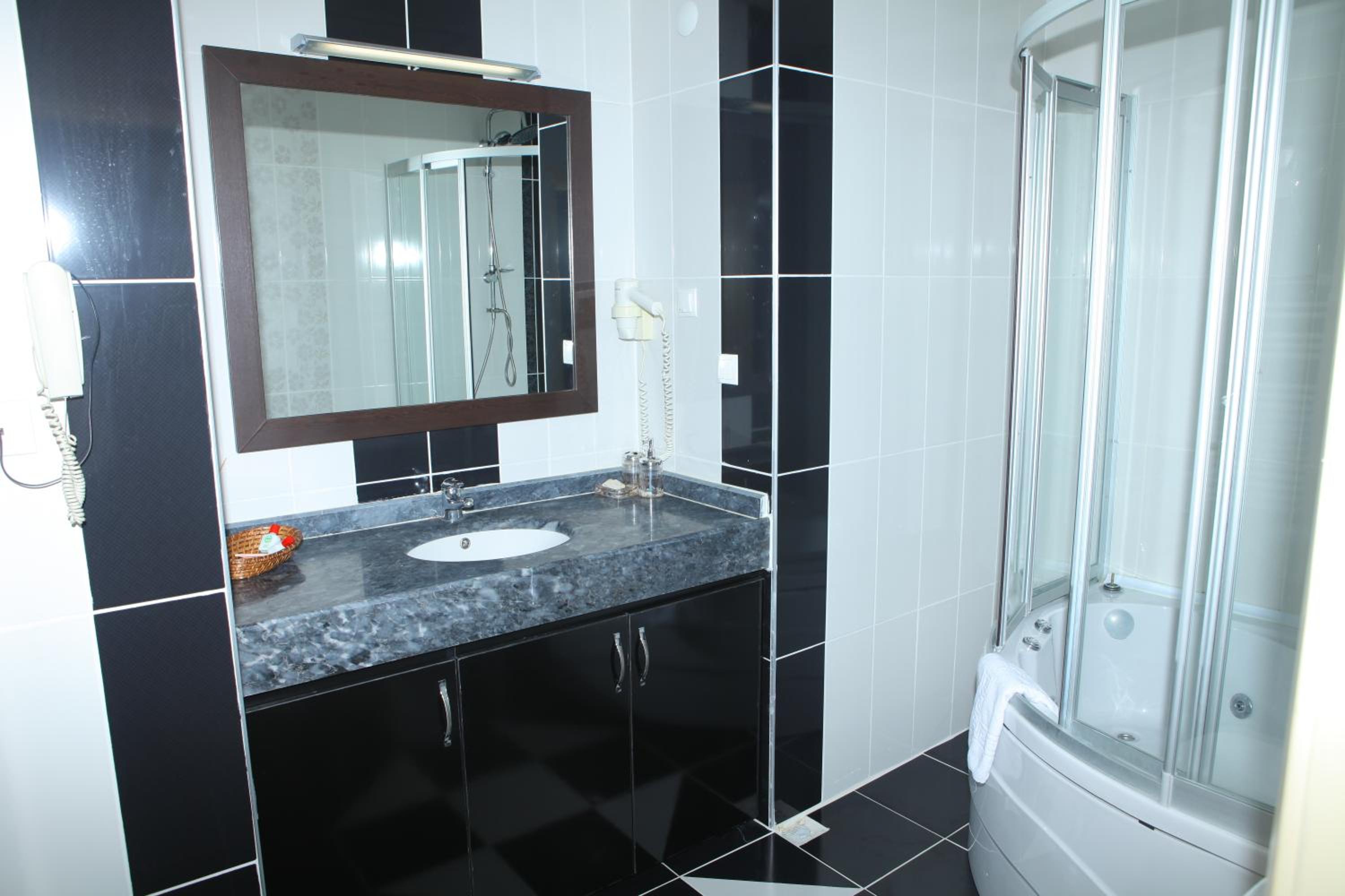 Junior Suite (2 Adults + 1 Child) - Photo 10