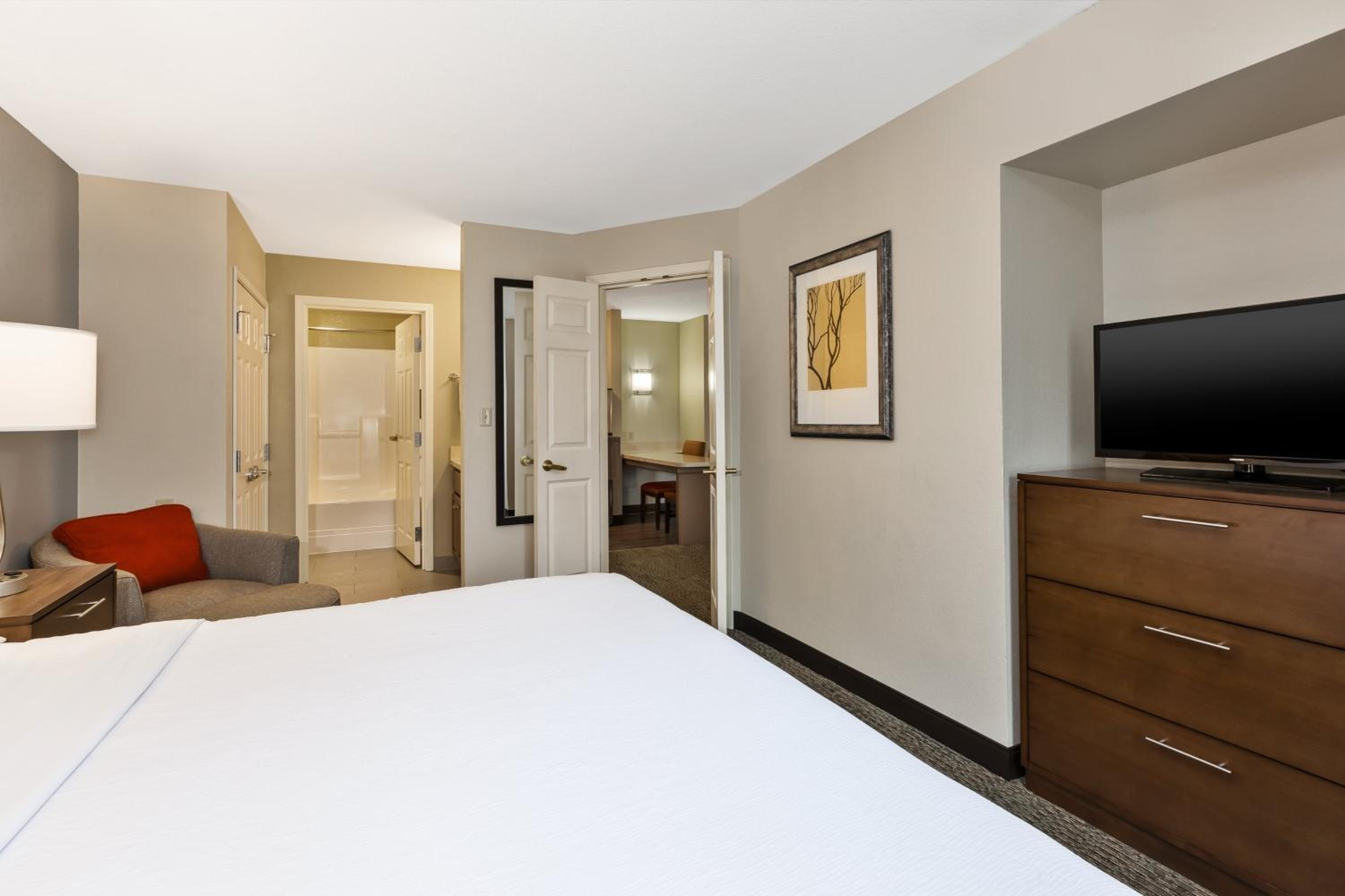 Two-Bedroom Suite - Photo 4