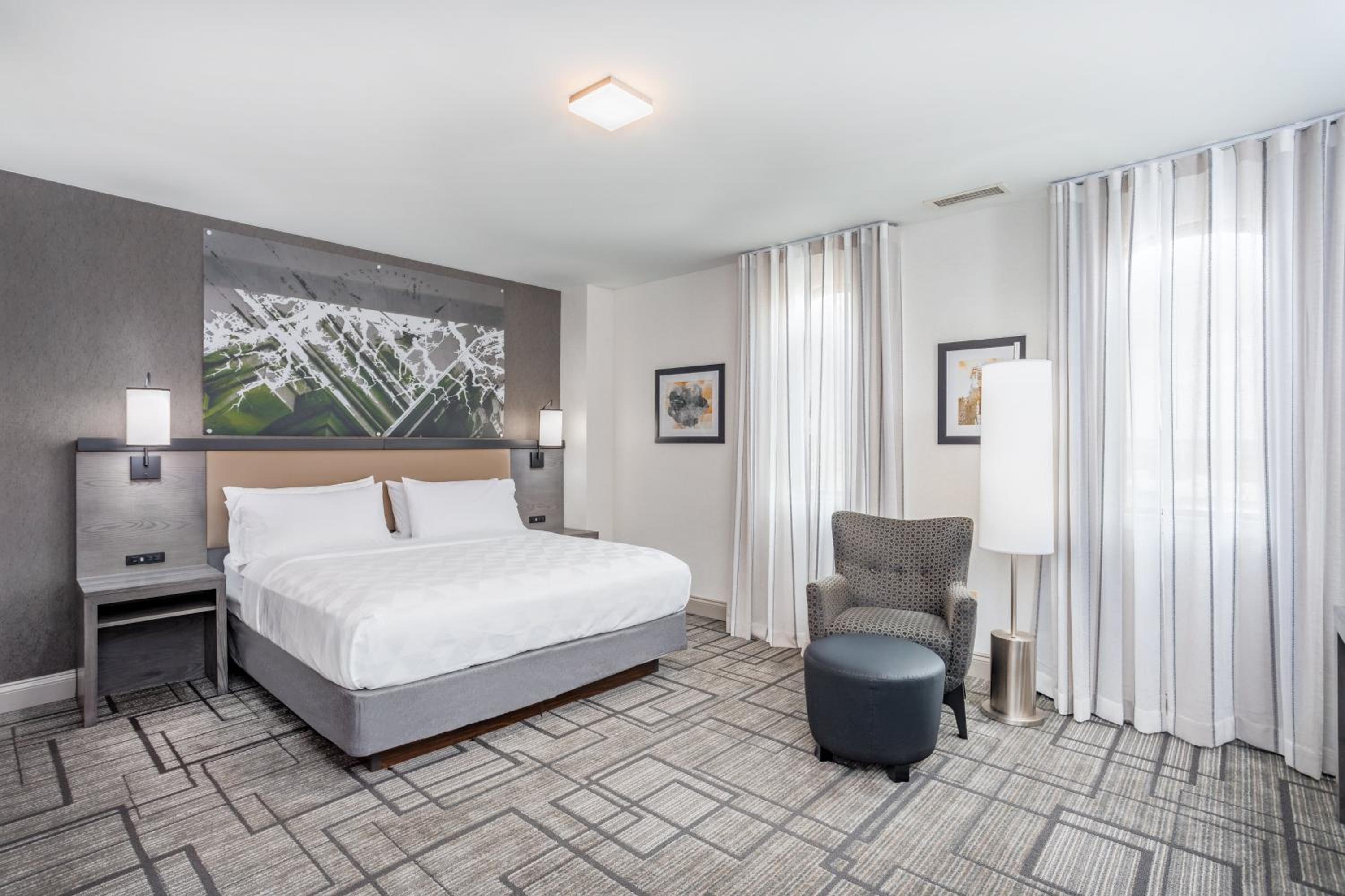 King Suite with Spa Bath - Photo 1