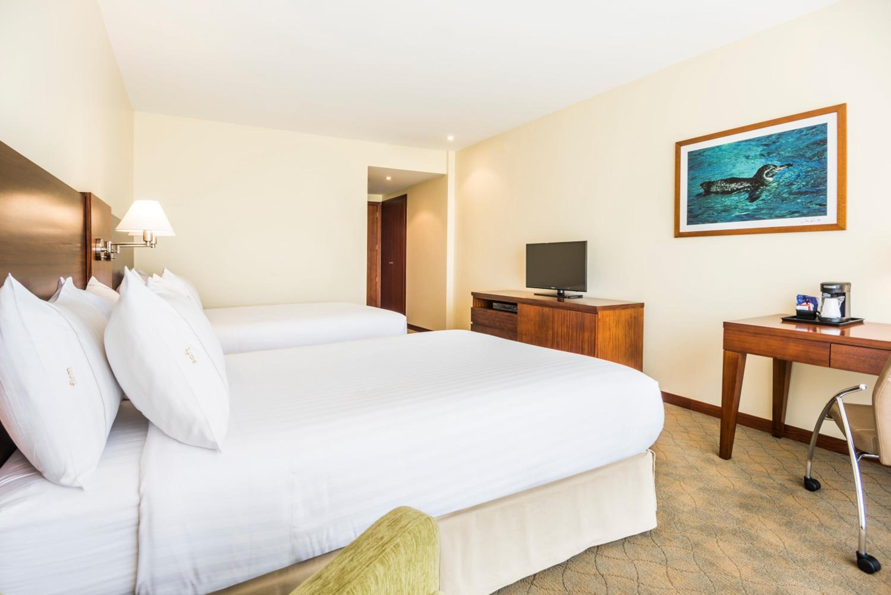 Standard Room with Two Queen Beds - Photo 4