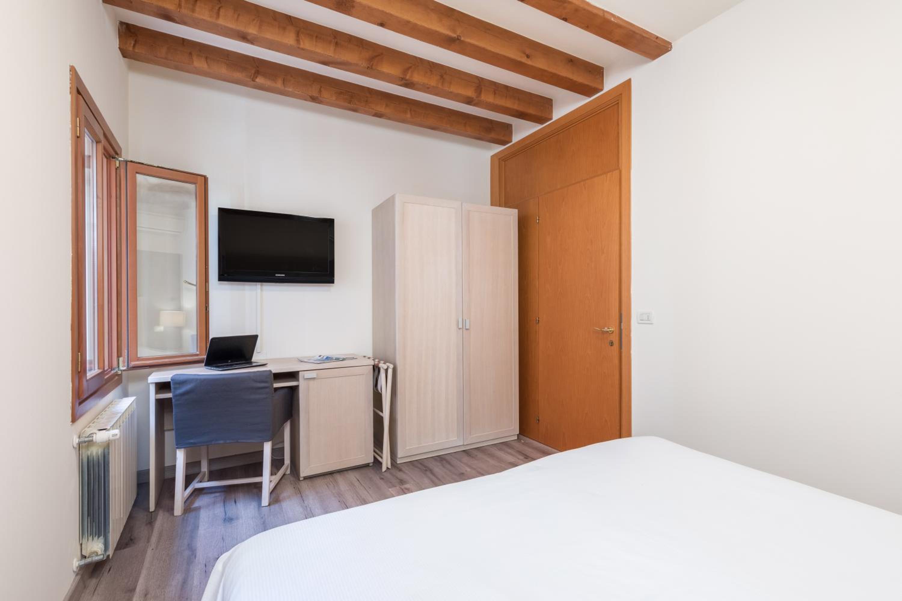 Double Room with Private External Bathroom photo 2