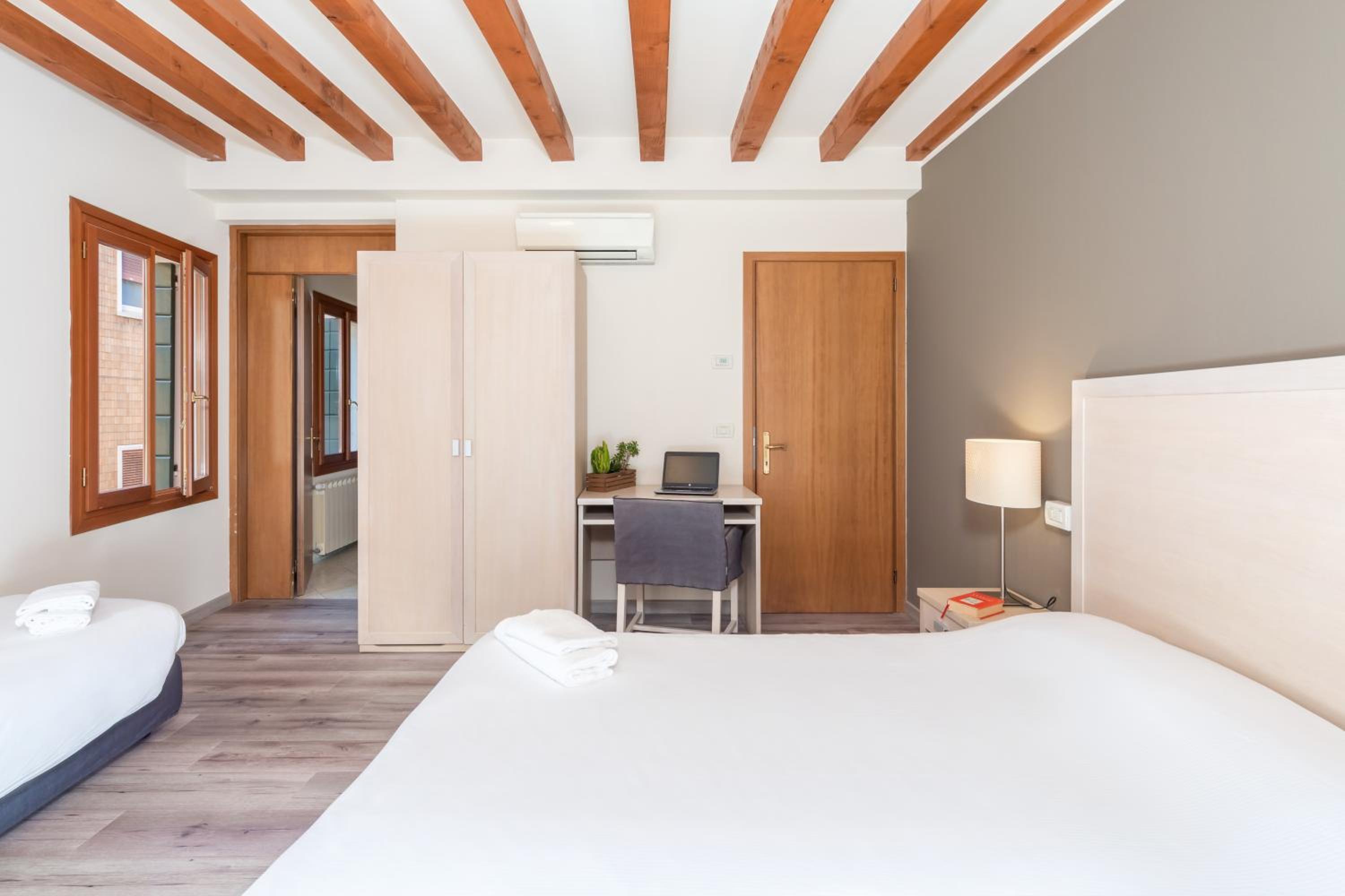 Economy Triple Room photo 3