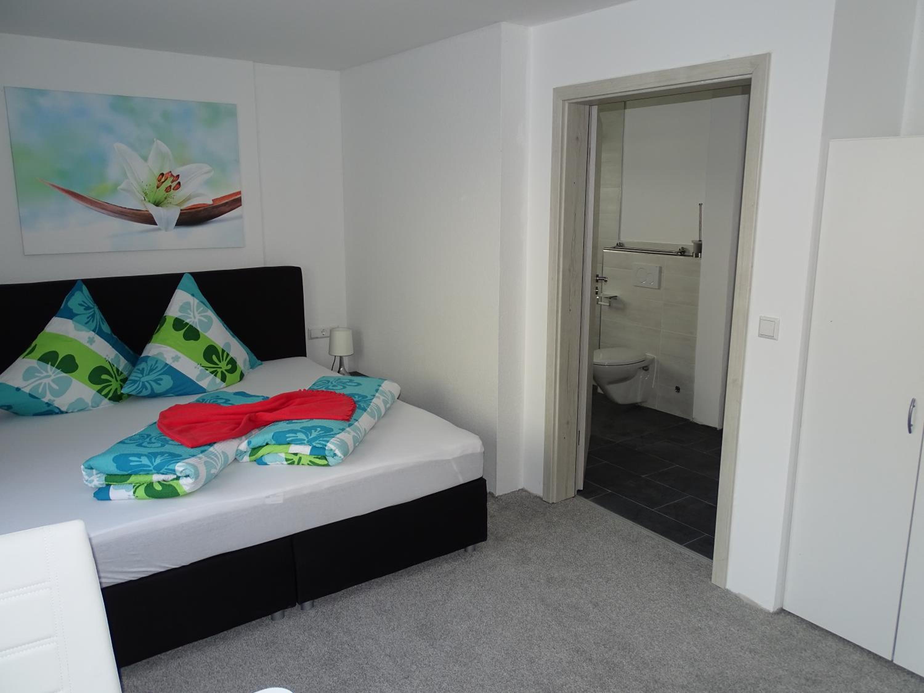 Double Room with Private Bathroom - Photo 10