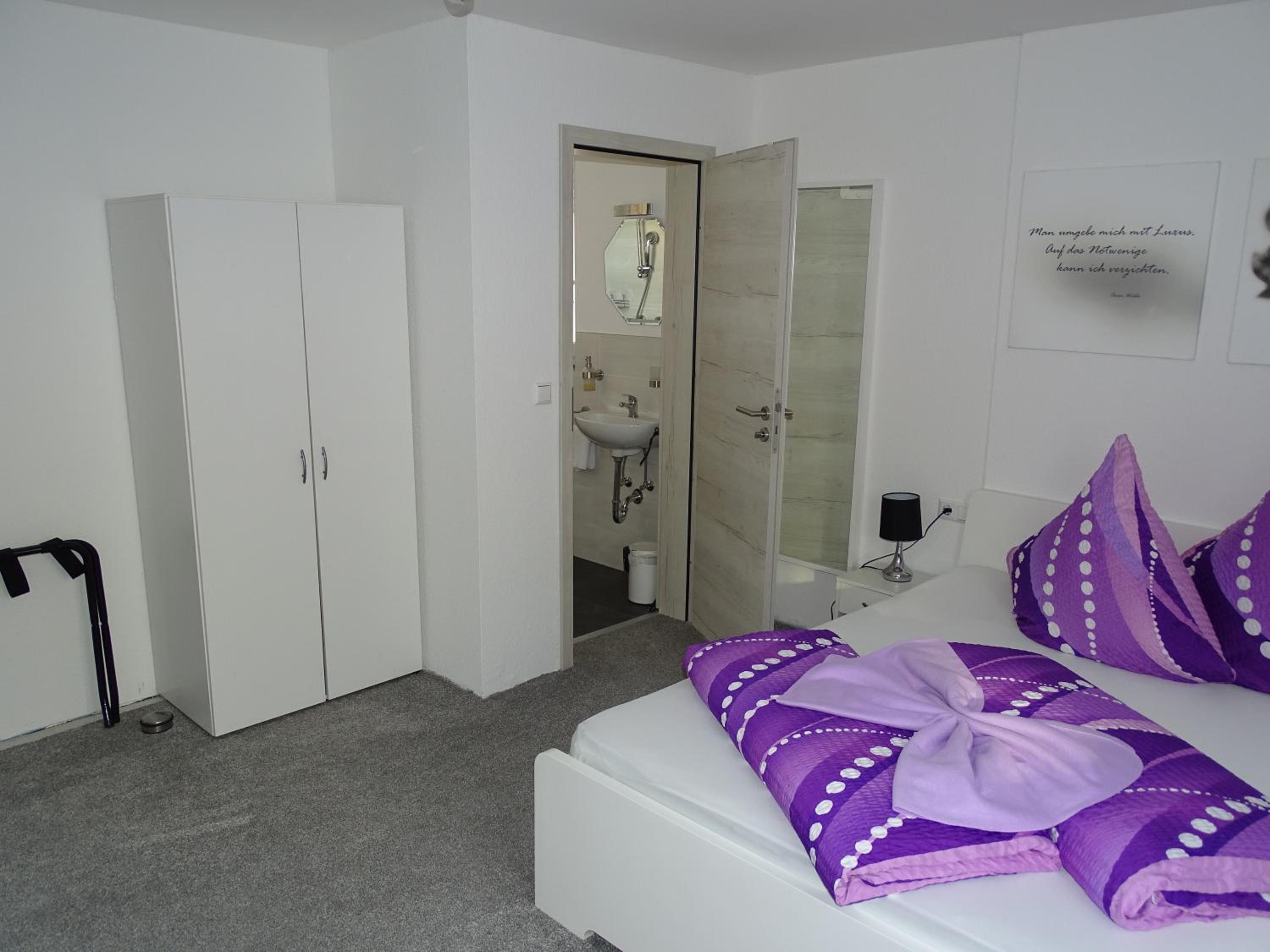 Standard Double Room - Photo 8