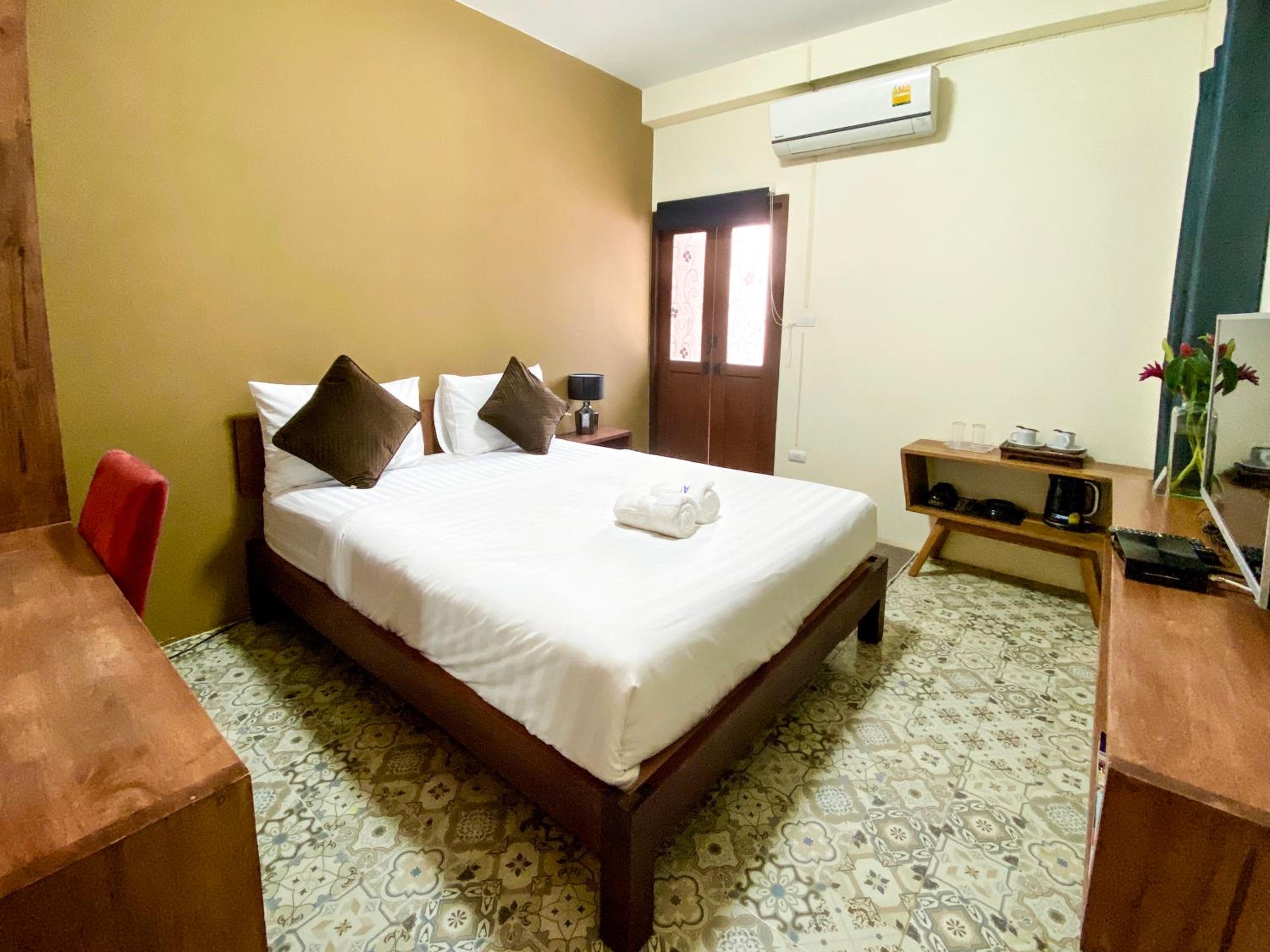 Double Room with Private Bathroom - Photo 13