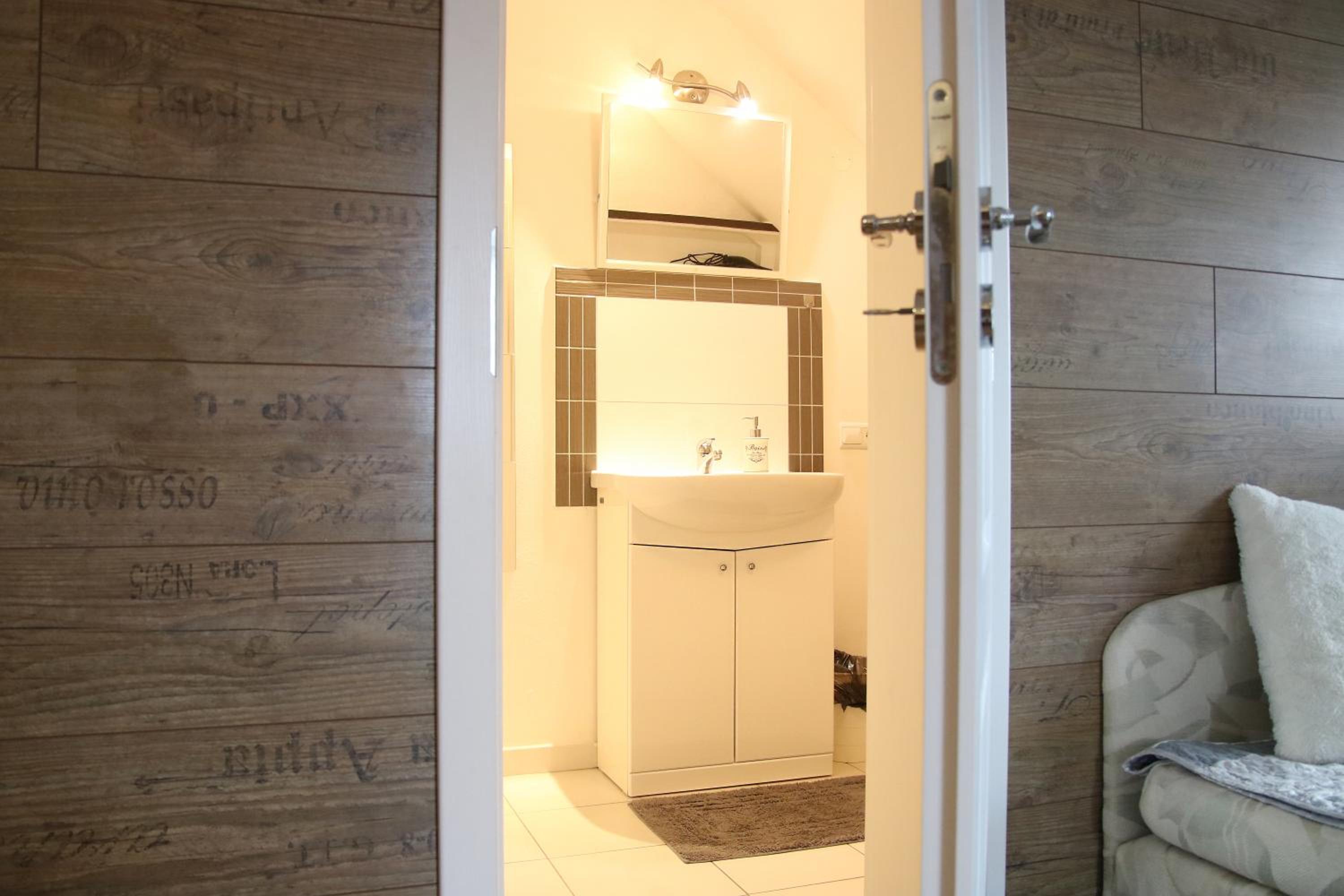 One-Bedroom Attic Apartment - Photo 2