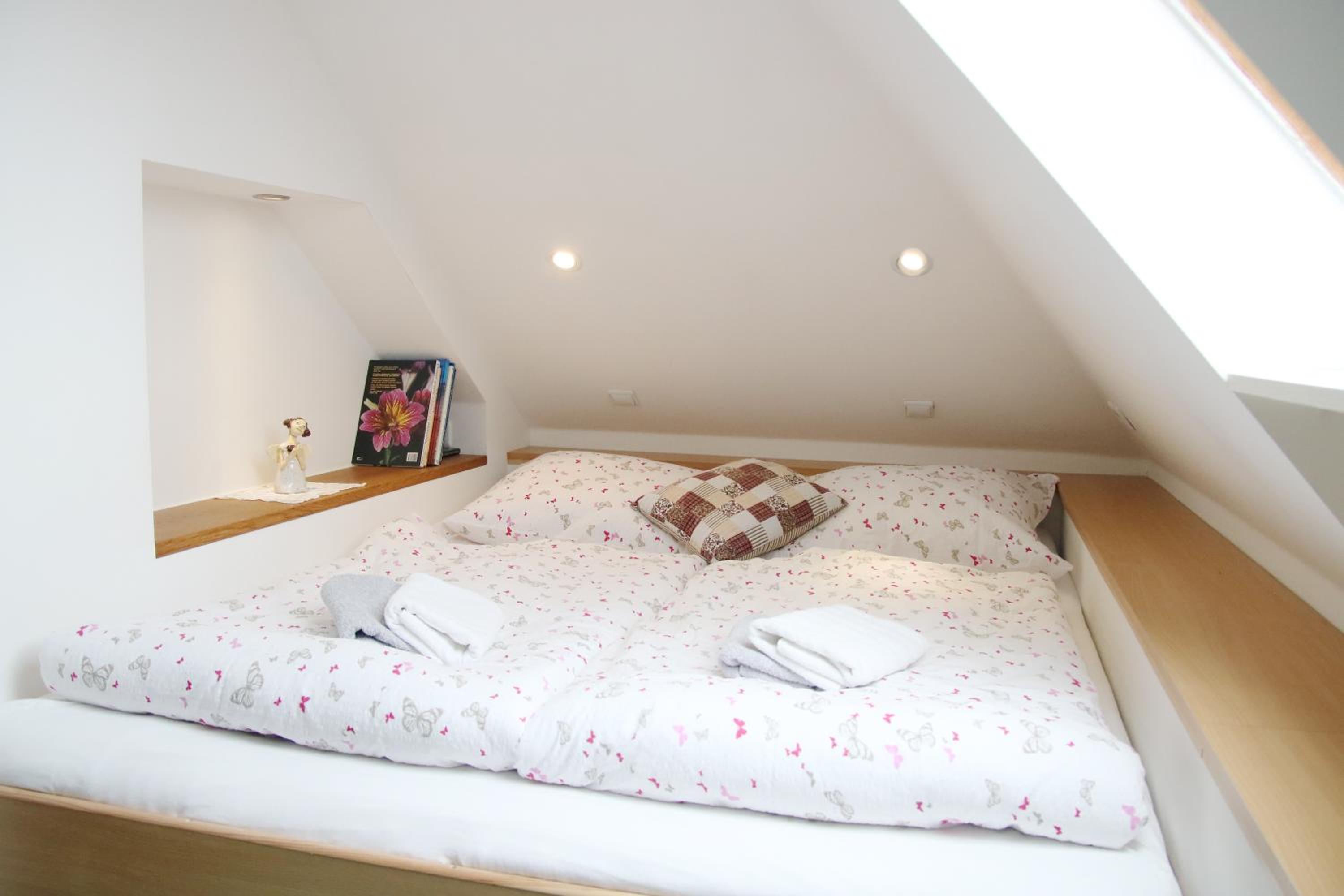 One-Bedroom Attic Apartment - Photo 5