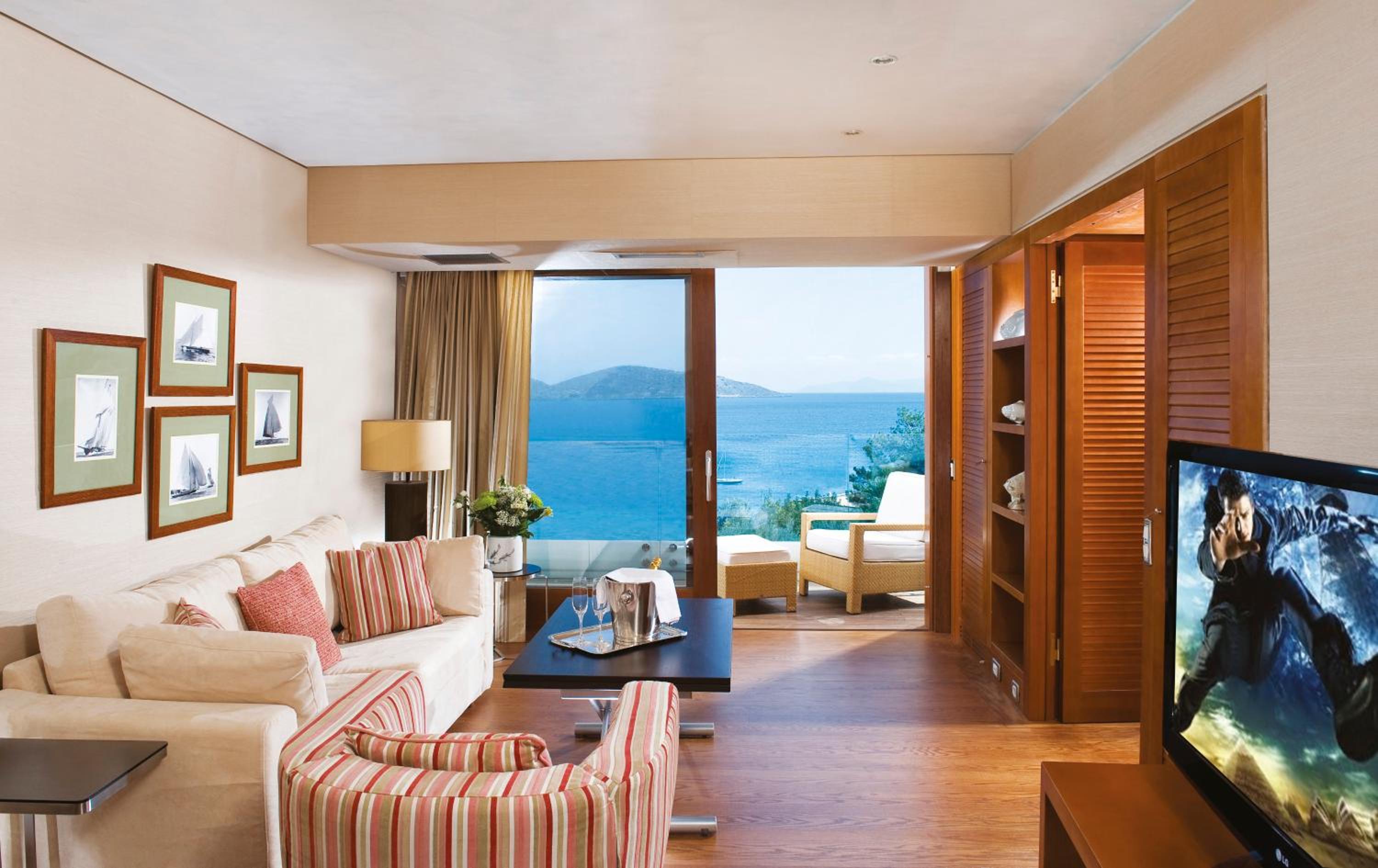 Deluxe Hotel Suite with Sea View - Photo 4