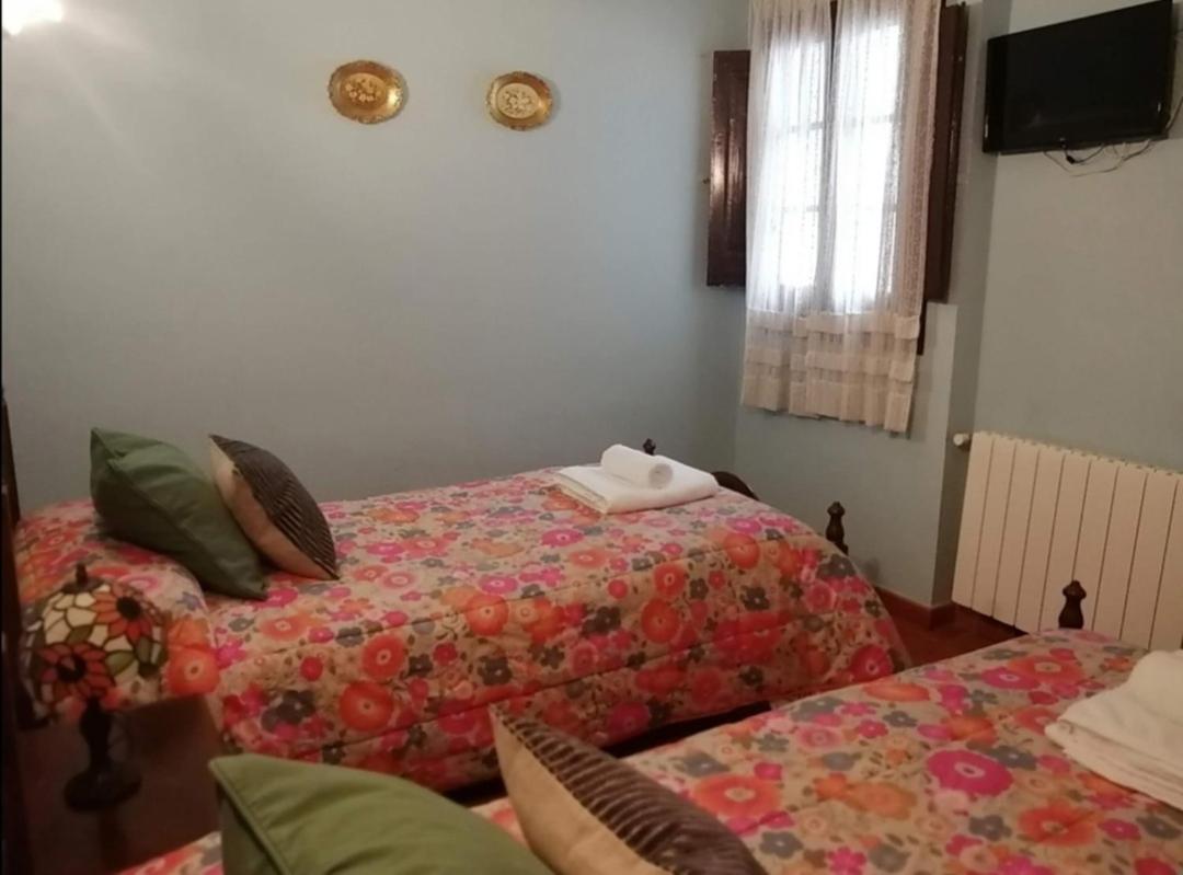 Budget Double Room - Photo 7