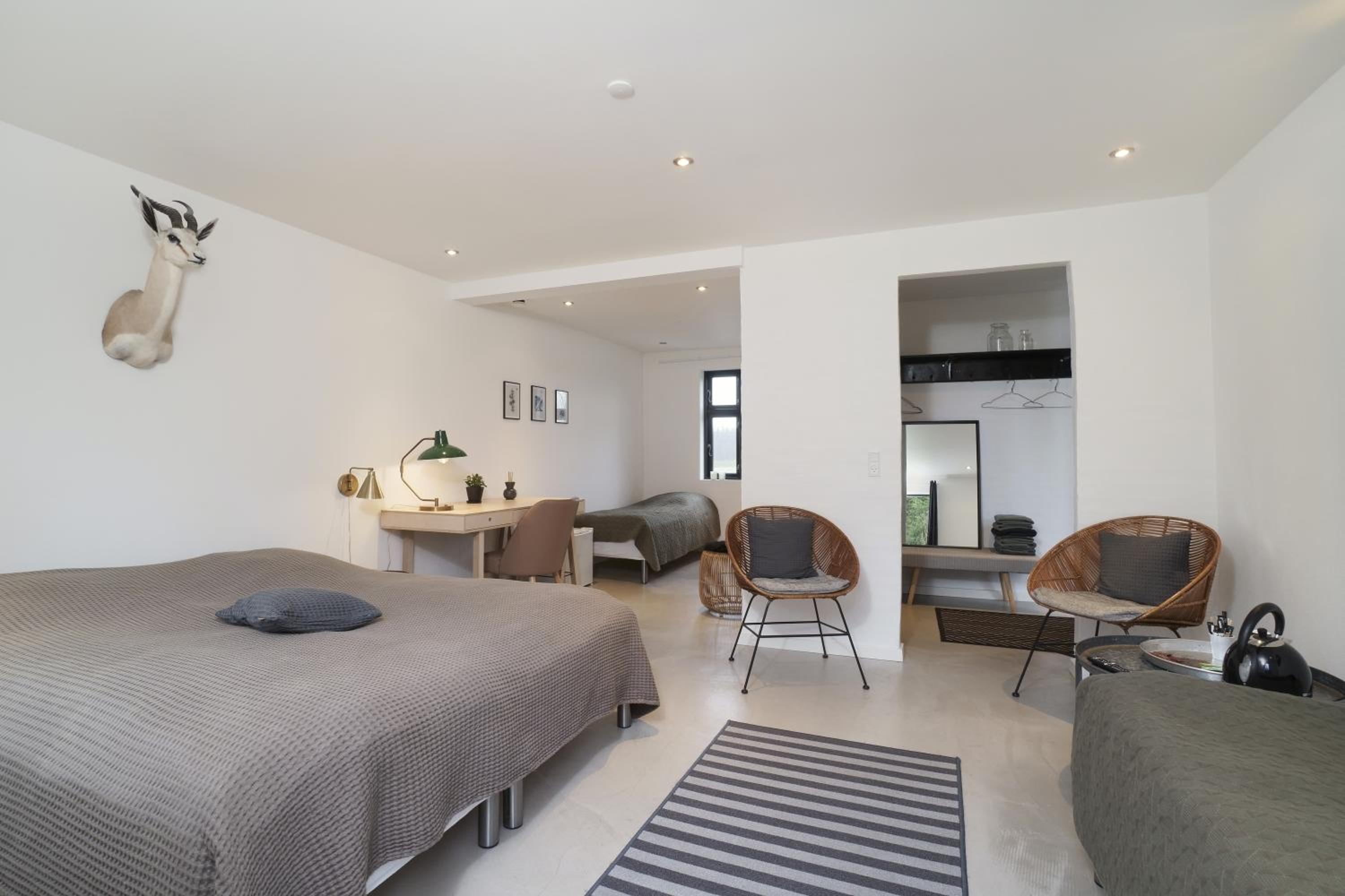 Large Quadruple Room with Terrace and Private Bathroom photo 2