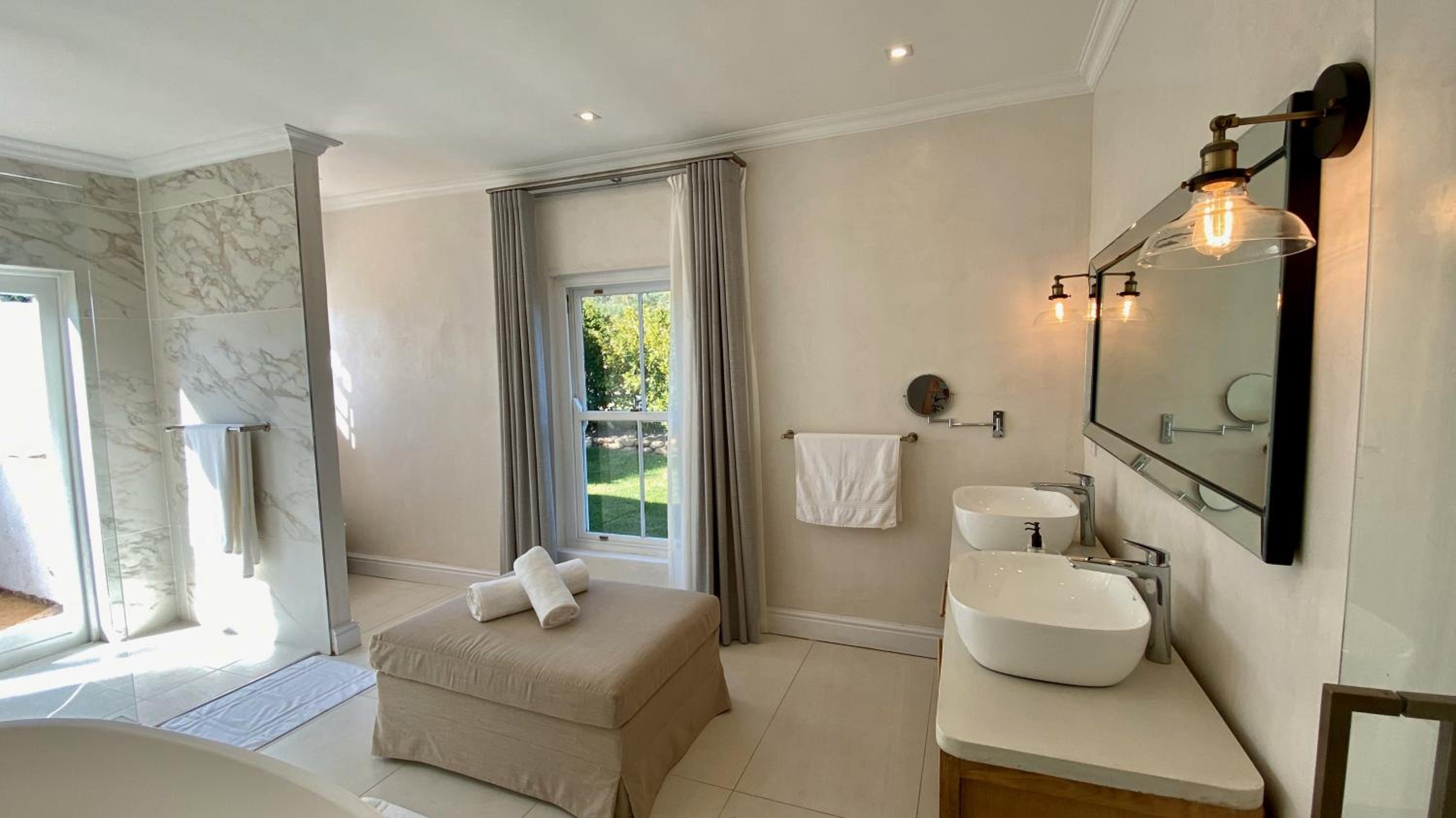 Deluxe Junior Suite - Photo 3