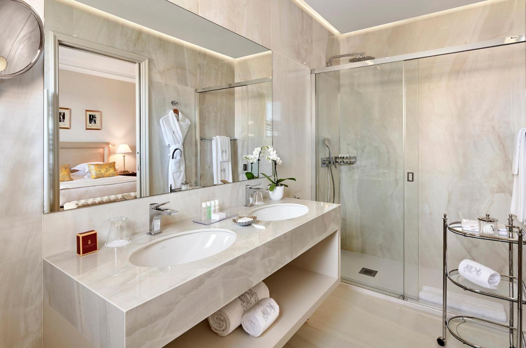 Classic Room with Harbor and Hillside View - Photo 5