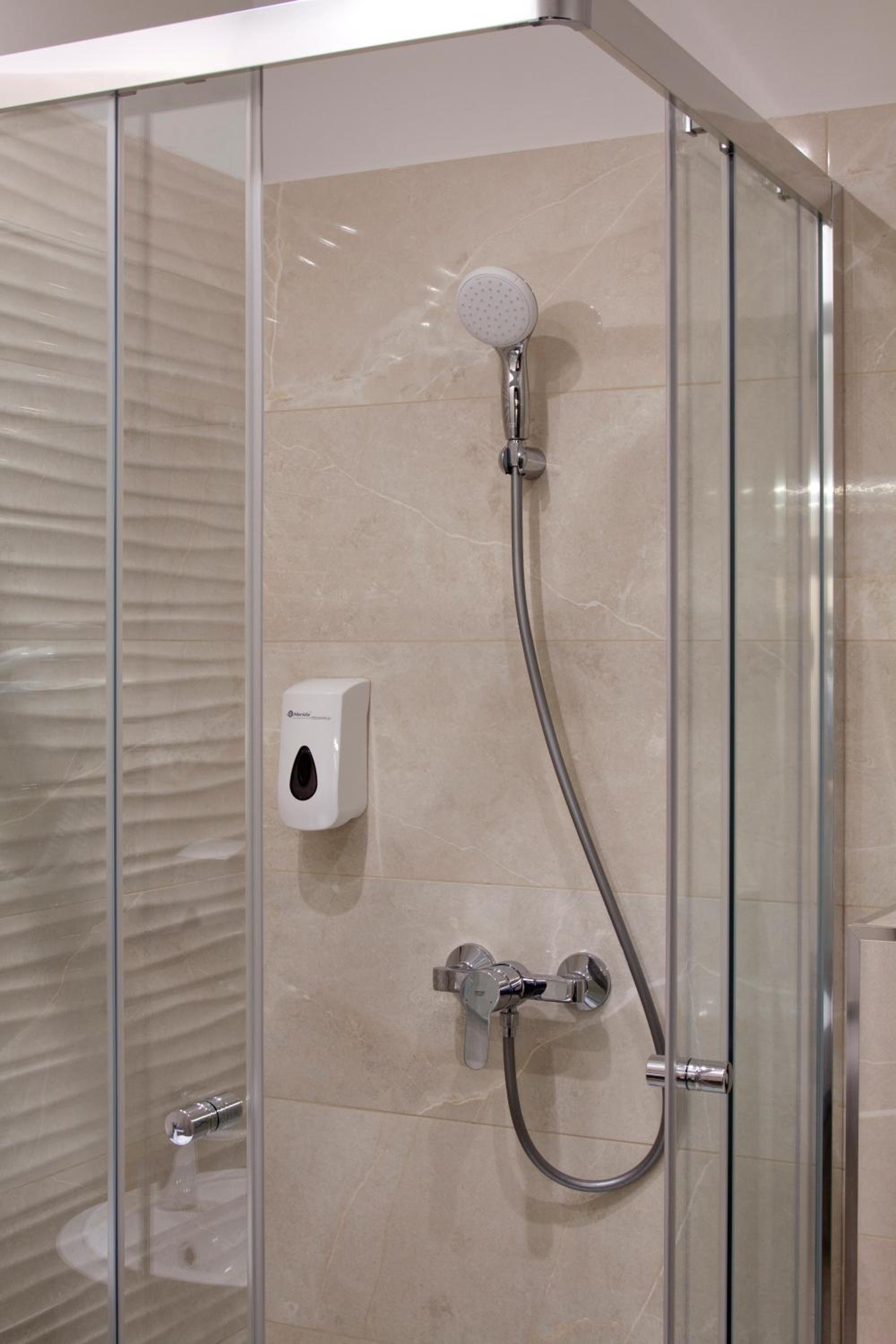 Double Room with Private Bathroom - Photo 5