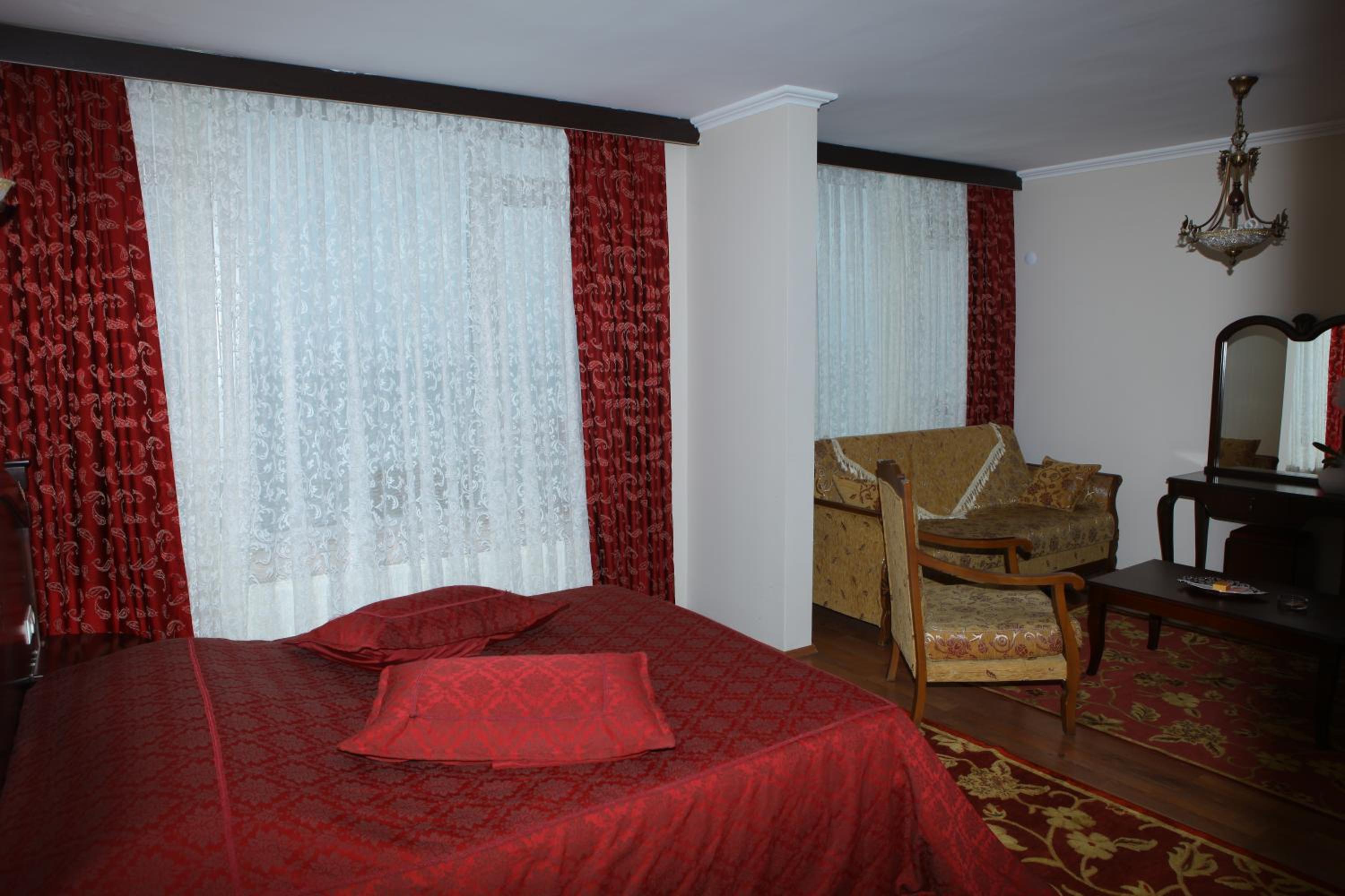 Junior Suite (2 Adults + 1 Child) - Photo 1