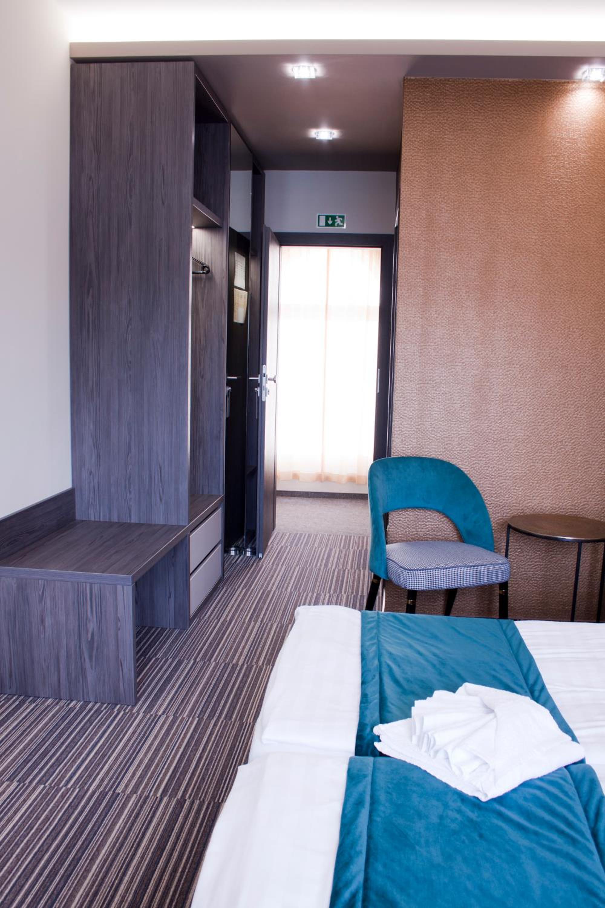 Double Room with Private Bathroom - Photo 10