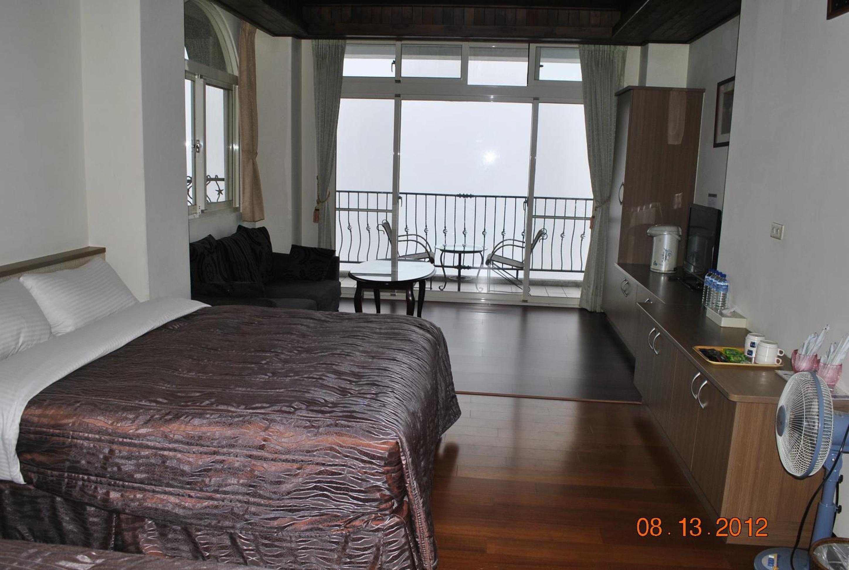 Superior Family Room photo 3