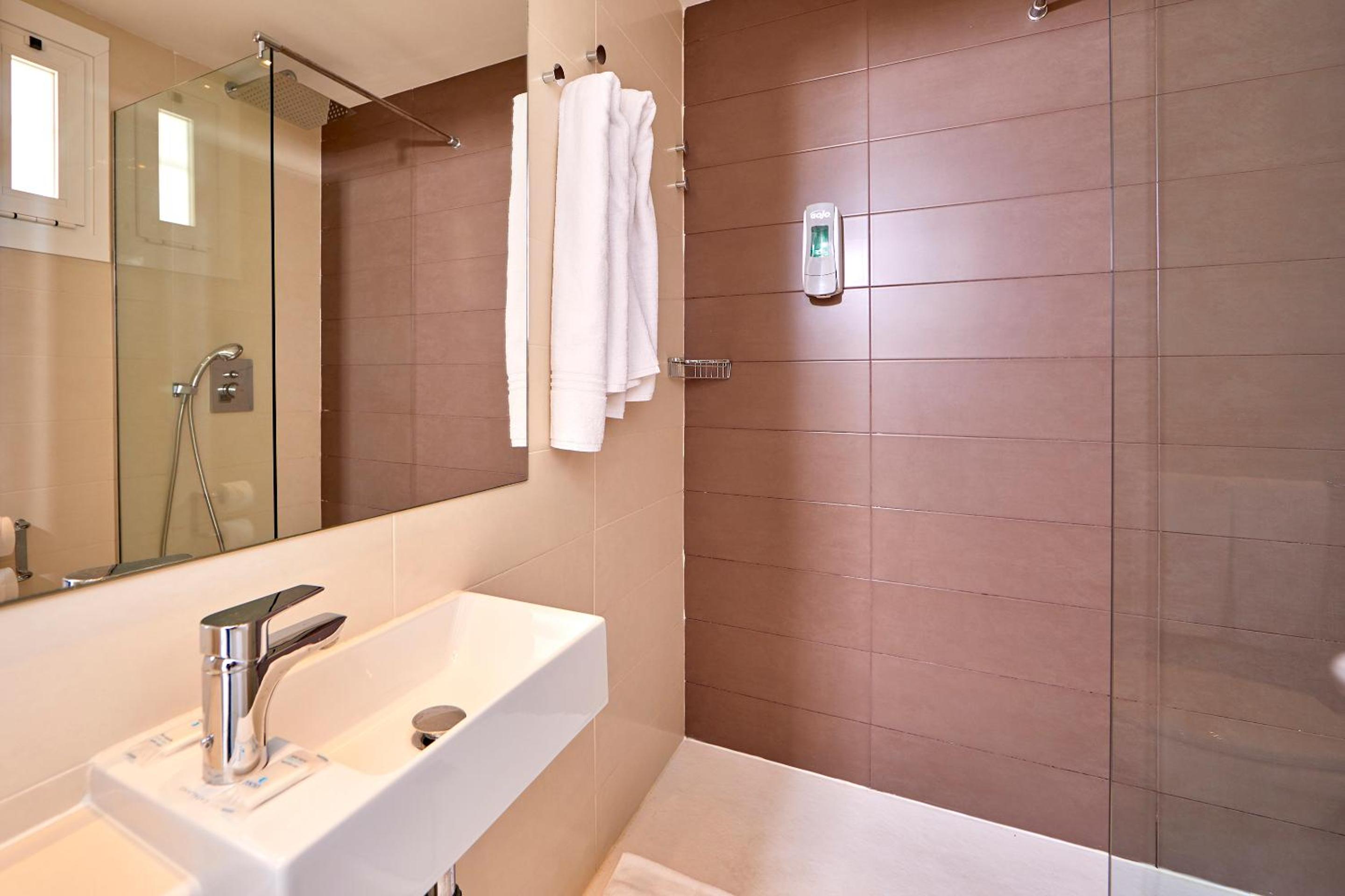 One-Bedroom Apartment with Sea View thumbnail 5