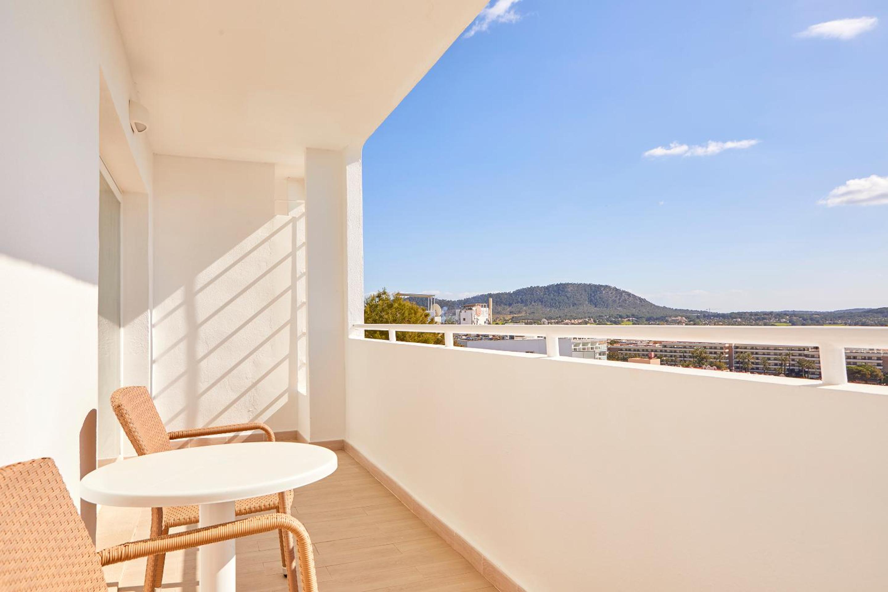One-Bedroom Apartment with Sea View thumbnail 6