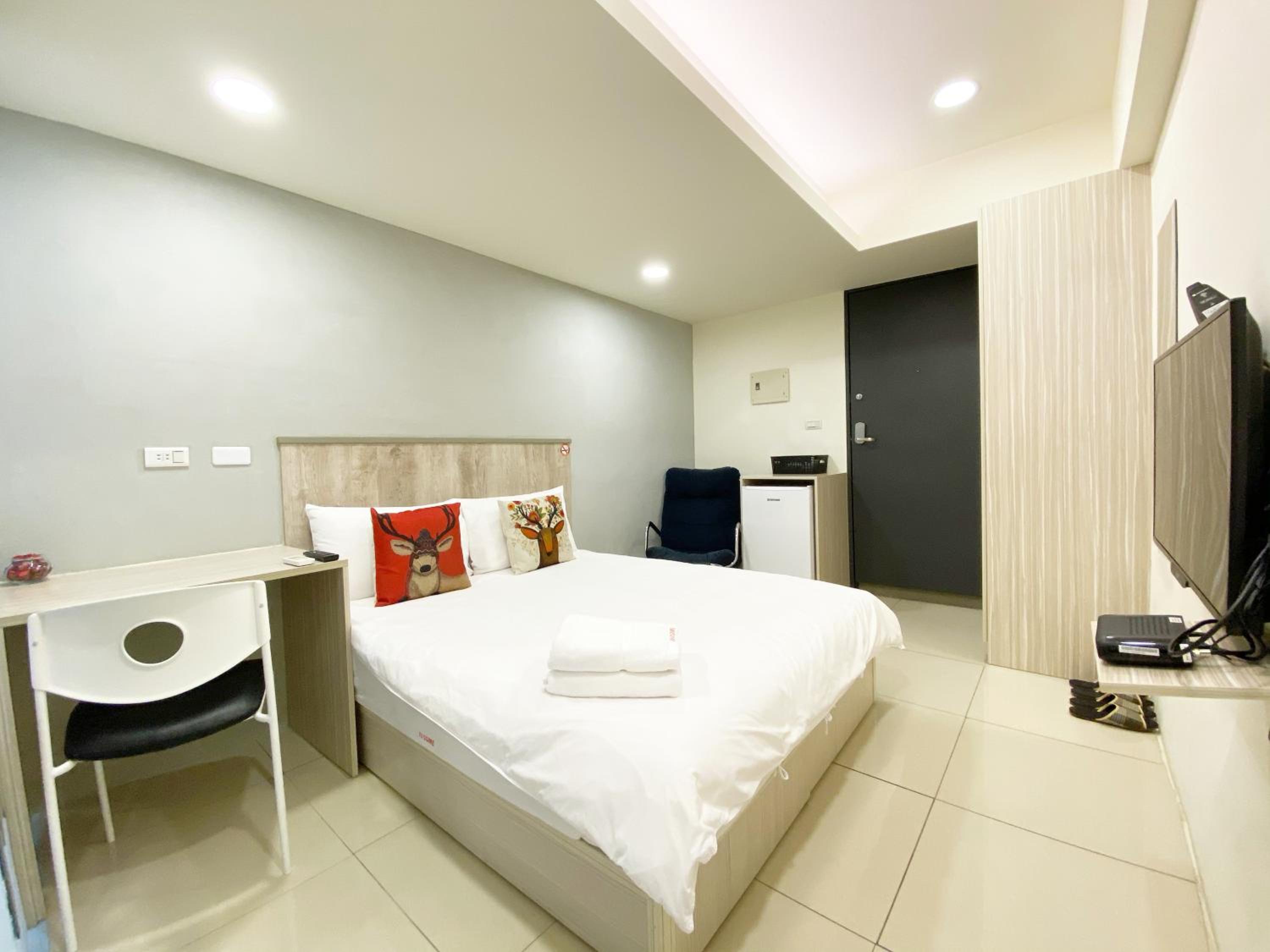 Deluxe Double Room with Shower - Photo 3