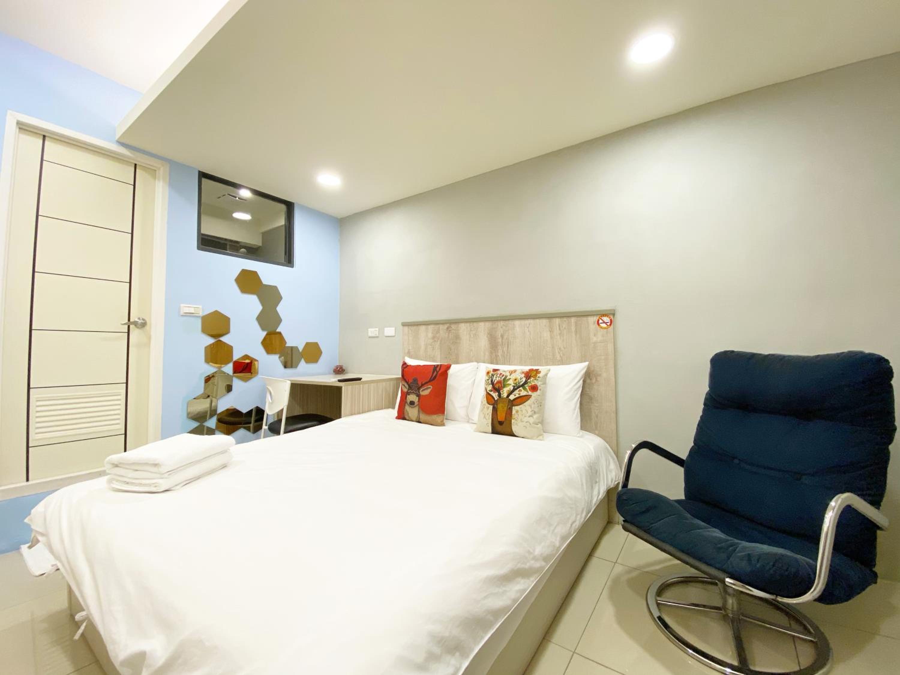 Deluxe Double Room with Shower - Photo 2