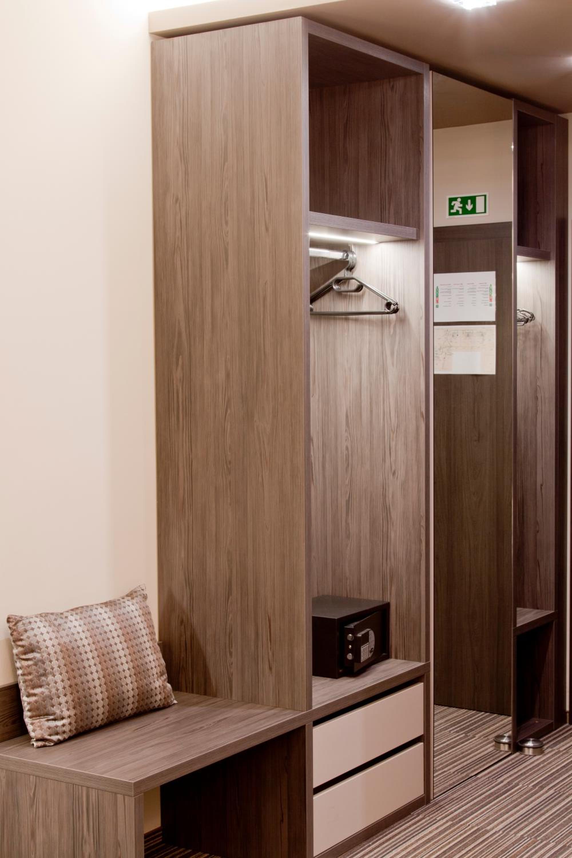 Double Room with Private Bathroom - Photo 6