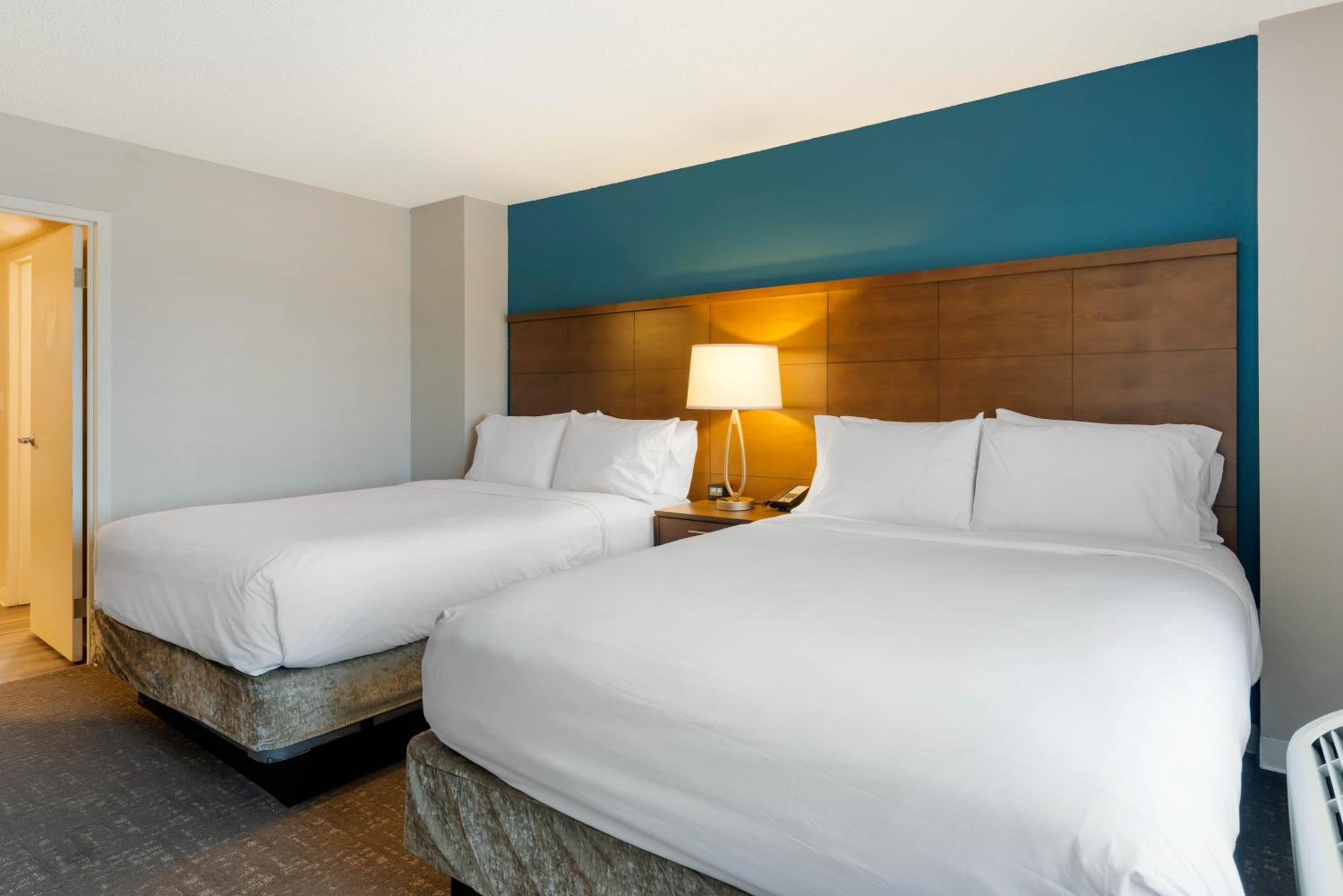 Two-Bedroom Suite with One King and Two Queen Beds photo 1