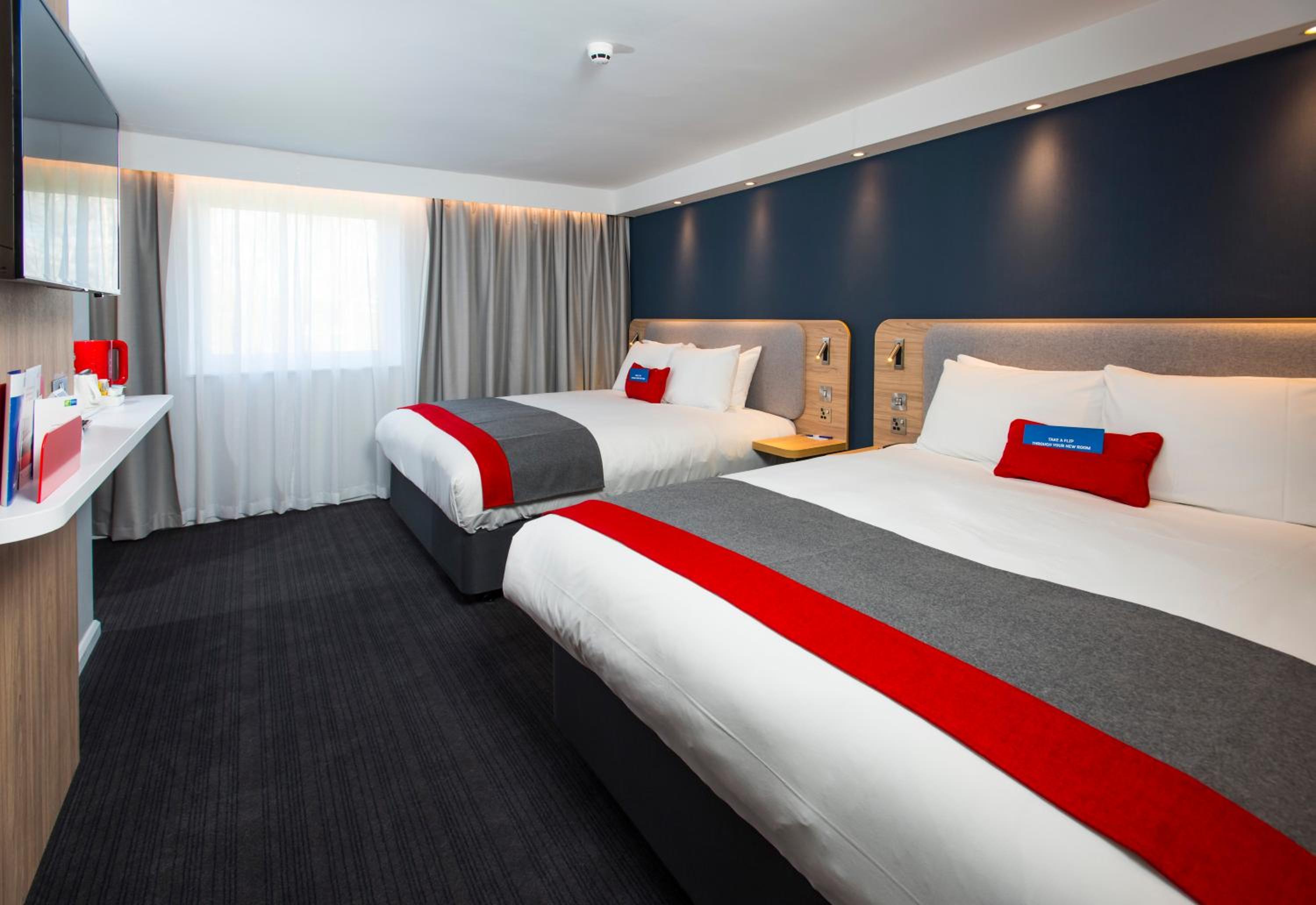 Standard Double Room with Two Double Beds and Free Hot Breakfast - Photo 1