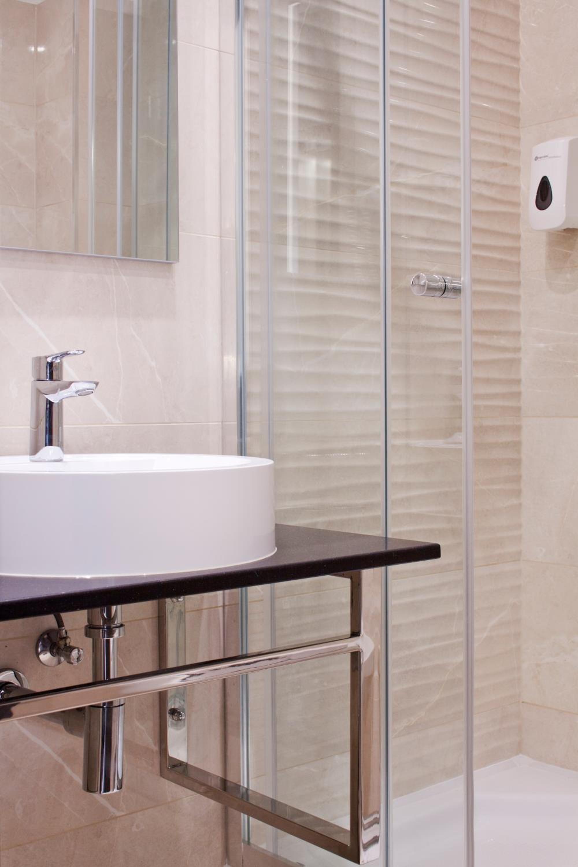 Twin Room with Private Bathroom - Photo 4