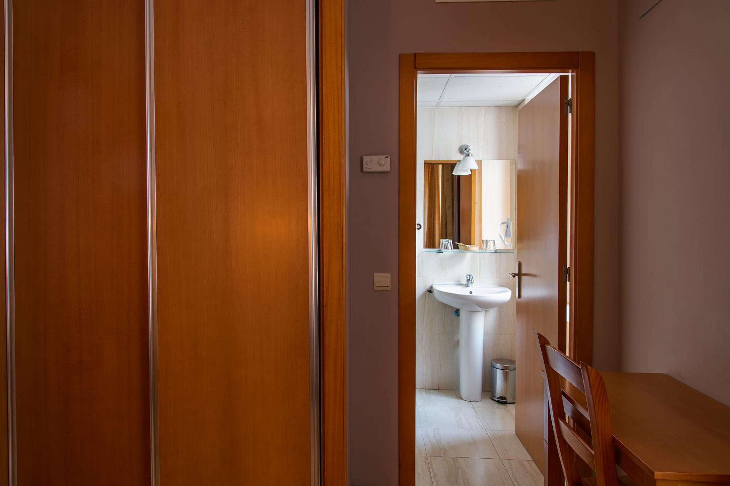 Double or Twin Room - Photo 5