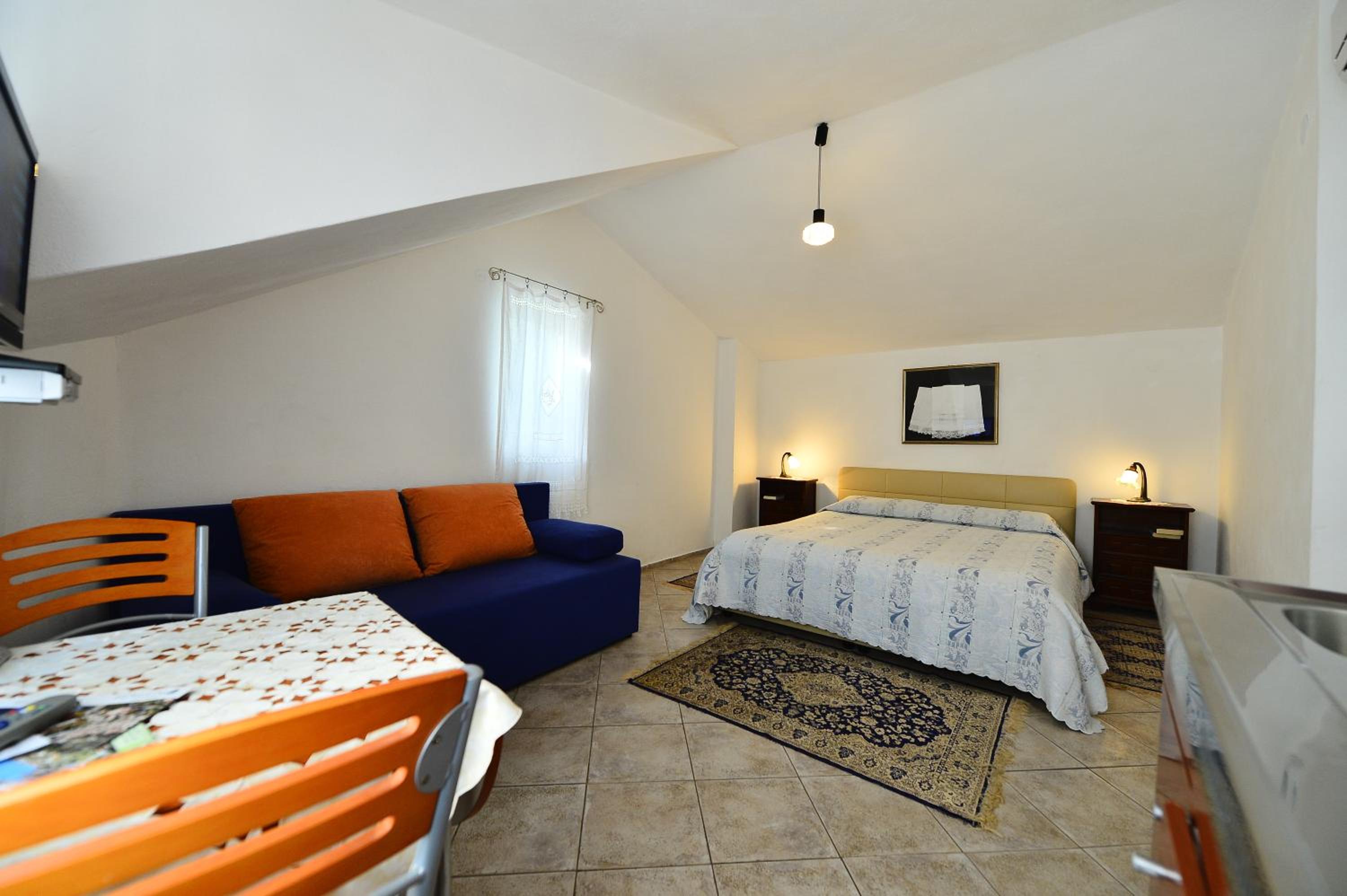 Studio (3 Adults) - Photo 1