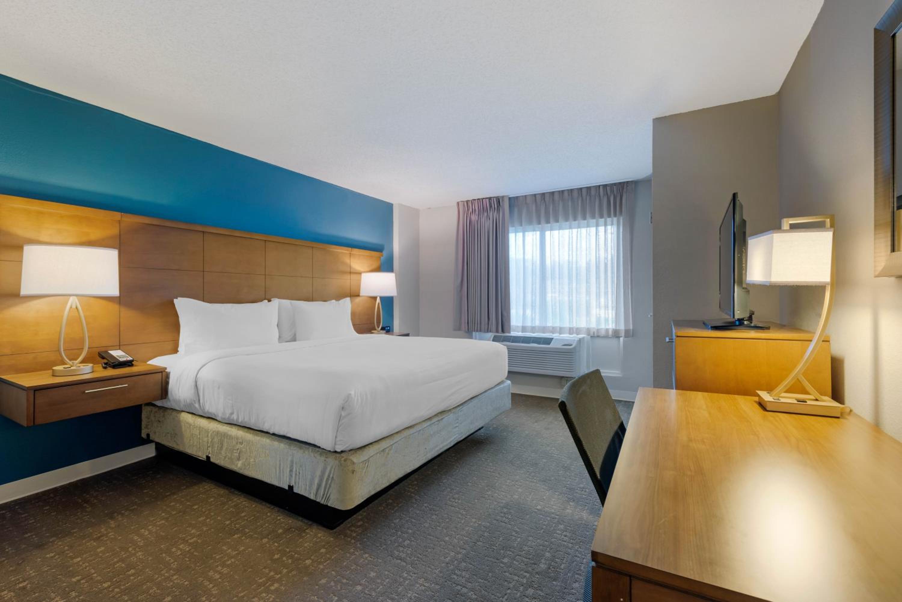 Two-Bedroom Suite with One King and Two Queen Beds photo 2