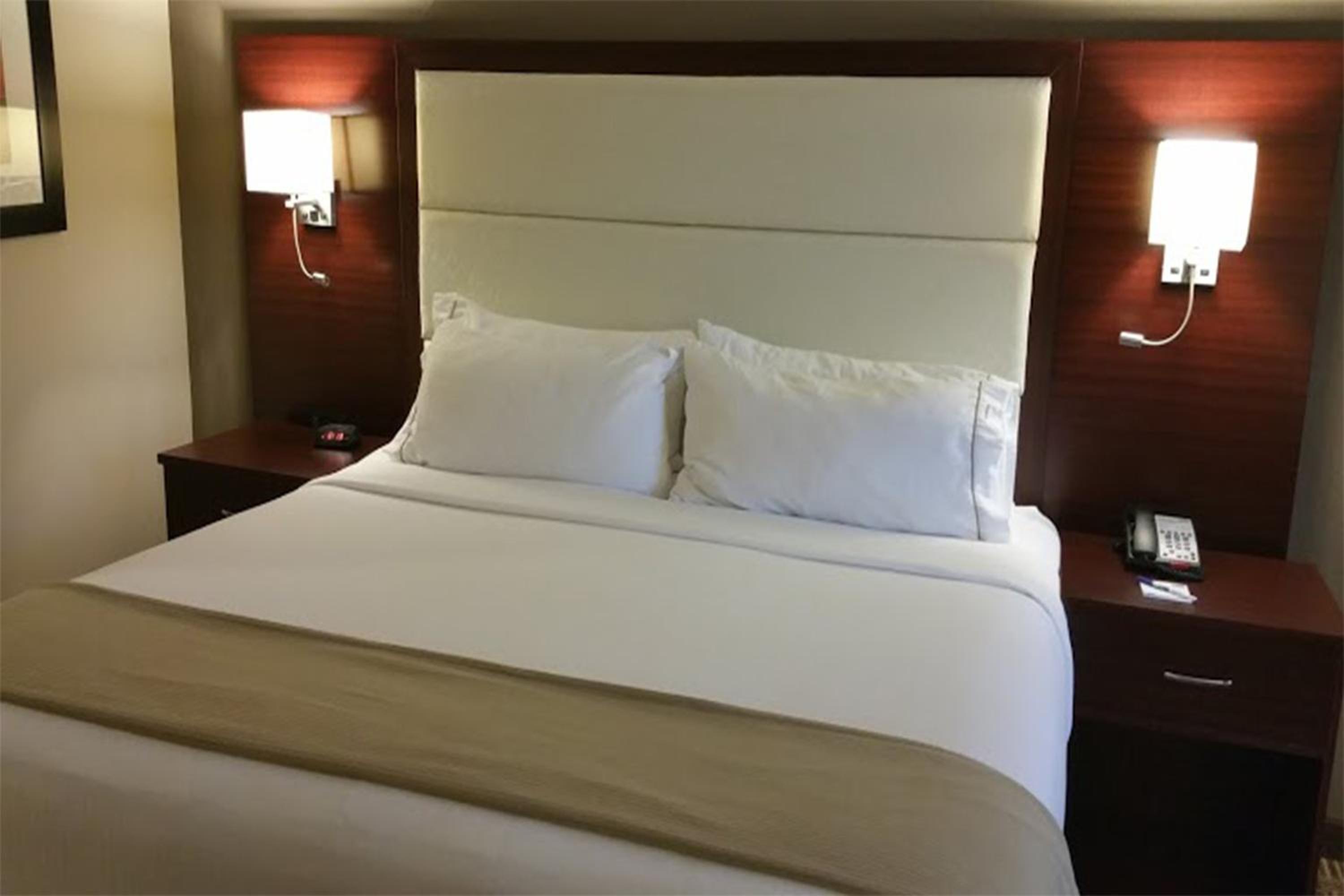 Standard King Room with Roll-in Shower - Mobility Accessible photo 2
