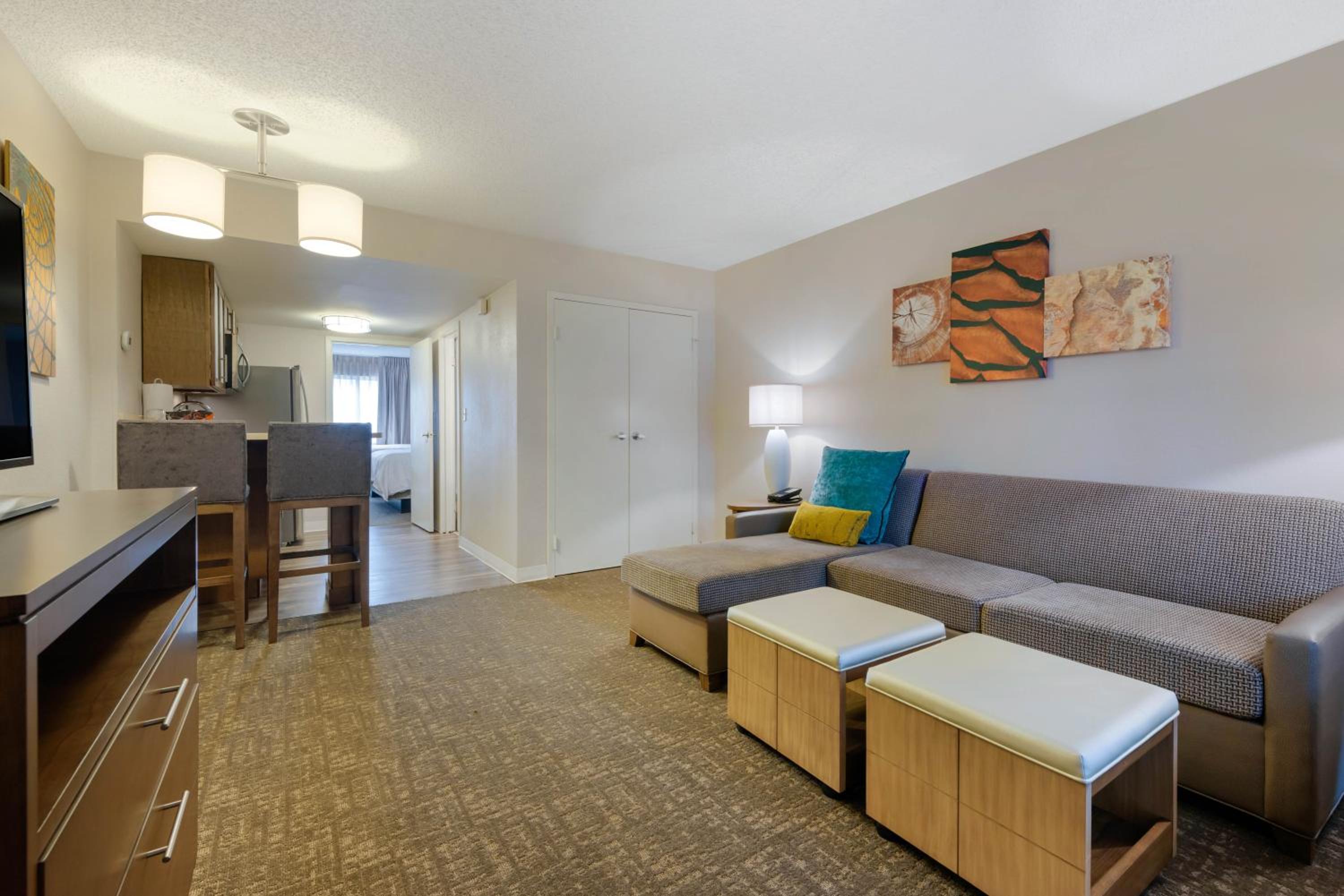 One-Bedroom Suite with King Bed Mobility Access Tub - Non-Smoking photo 3