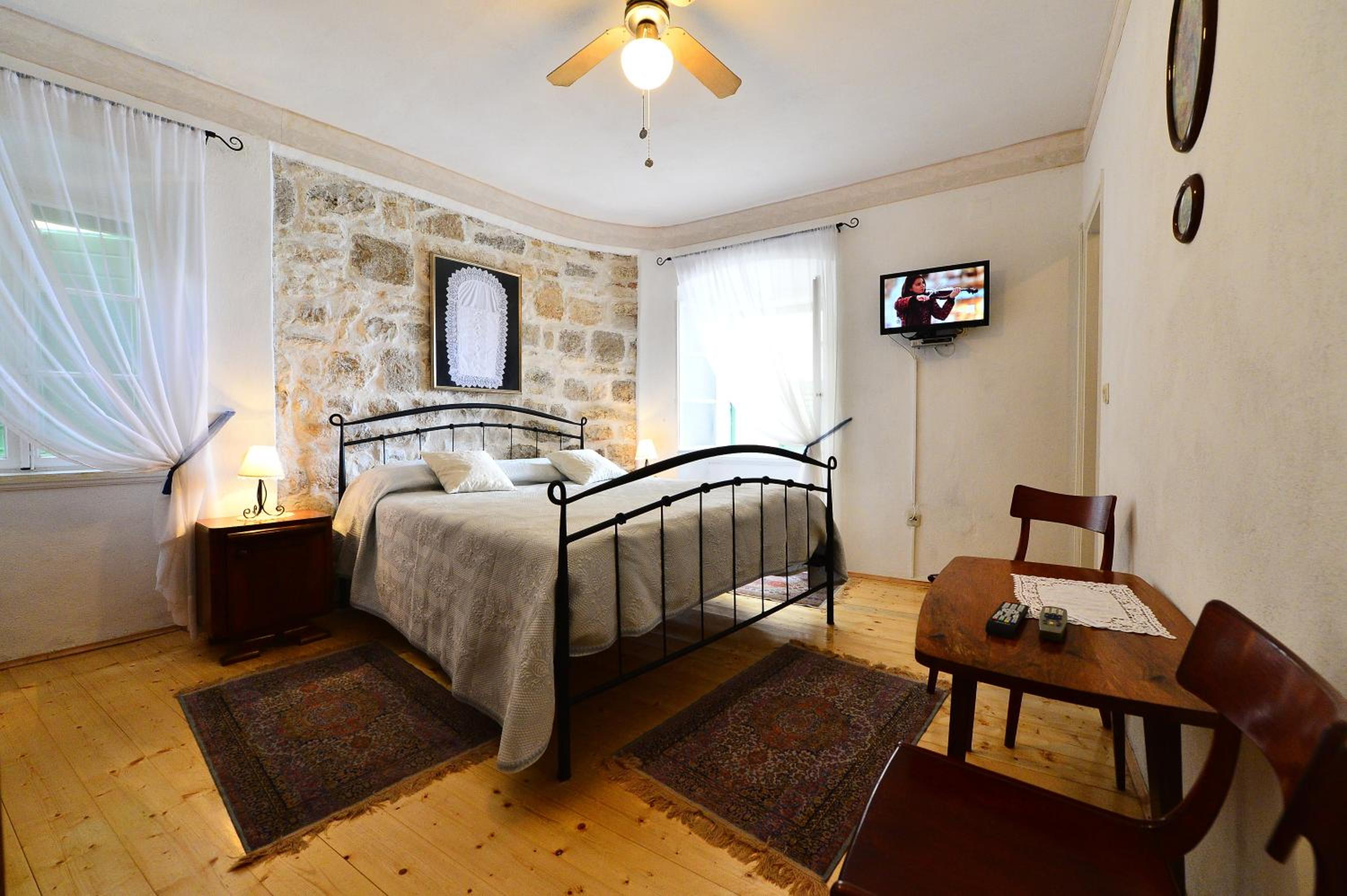 Double Room - Photo 5