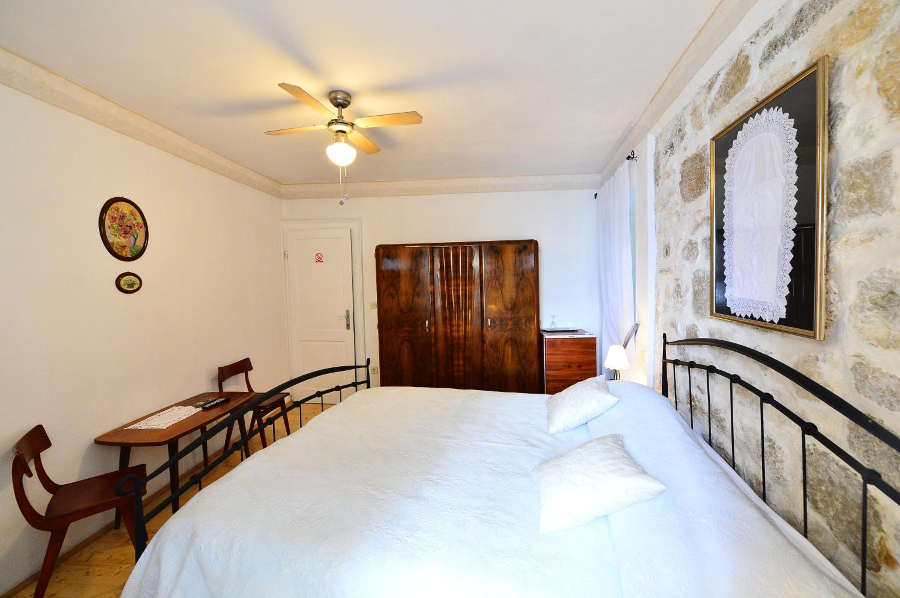 Double Room - Photo 7