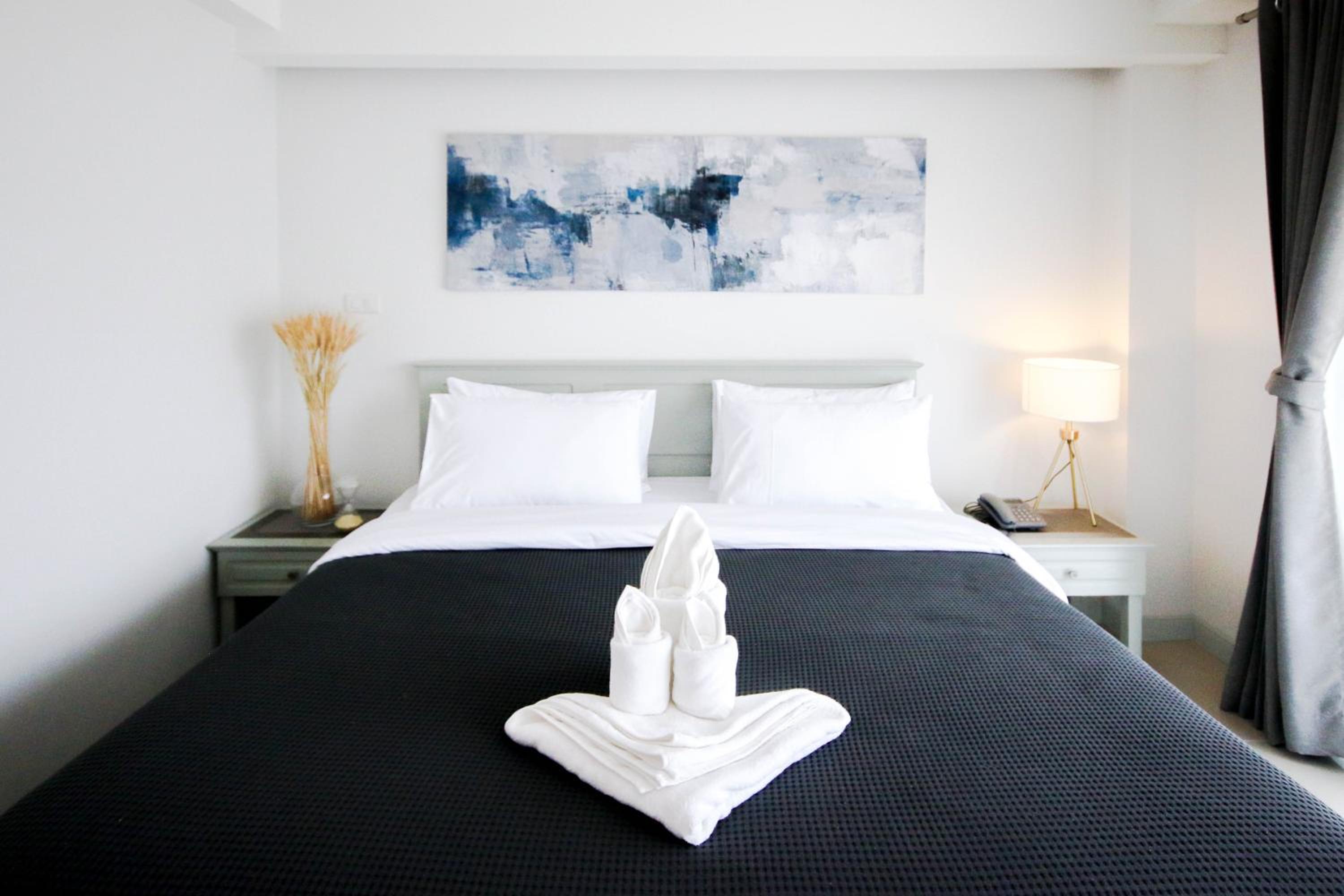 Deluxe Double Room with Balcony - Photo 12