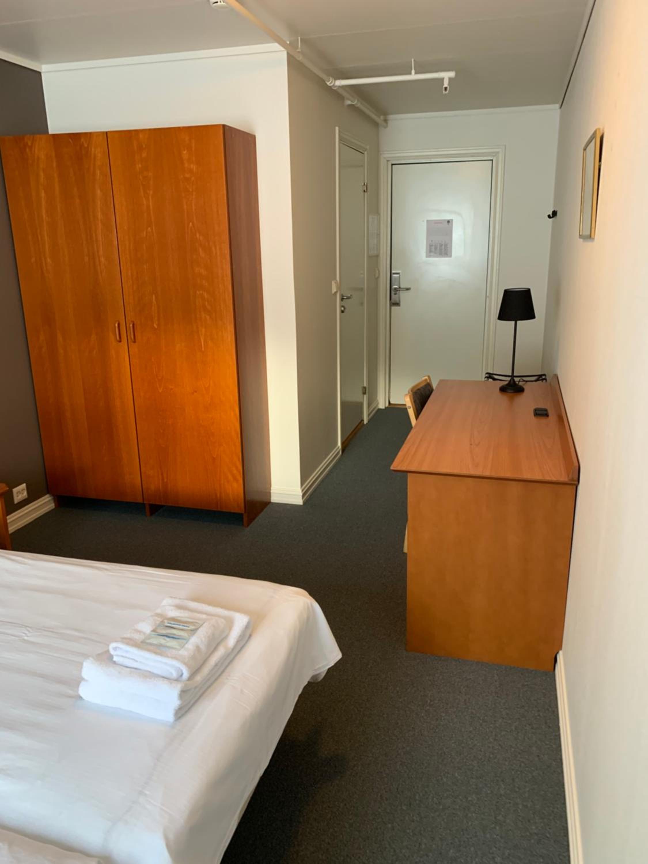 Budget Twin Room - Photo 3