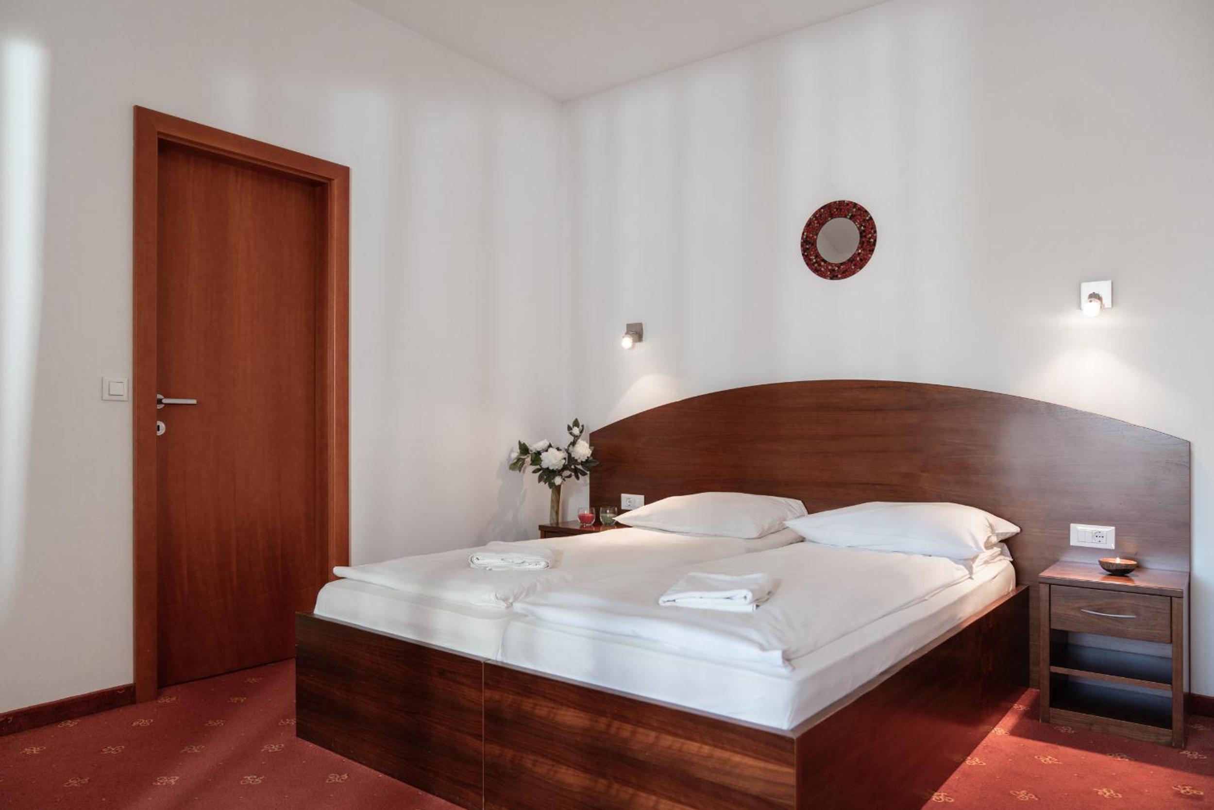 Suite - Photo 1
