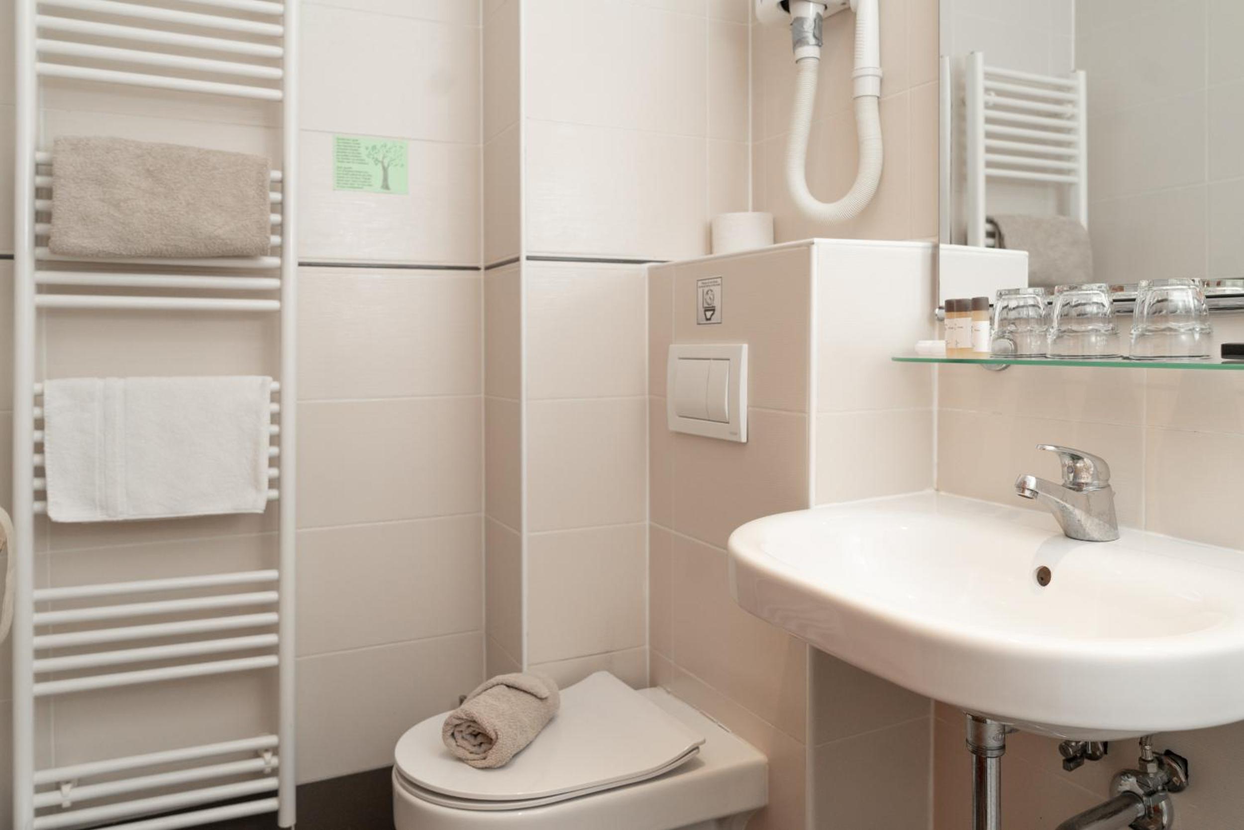 Double Room - Photo 9